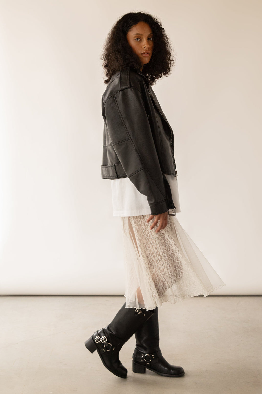 ROBE MIDI À MANCHES COURTES EN DENTELLE
