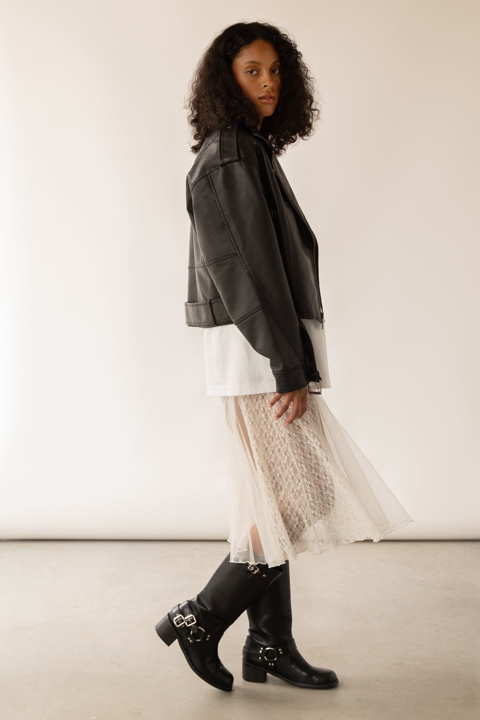 ROBE MIDI À MANCHES COURTES EN DENTELLE