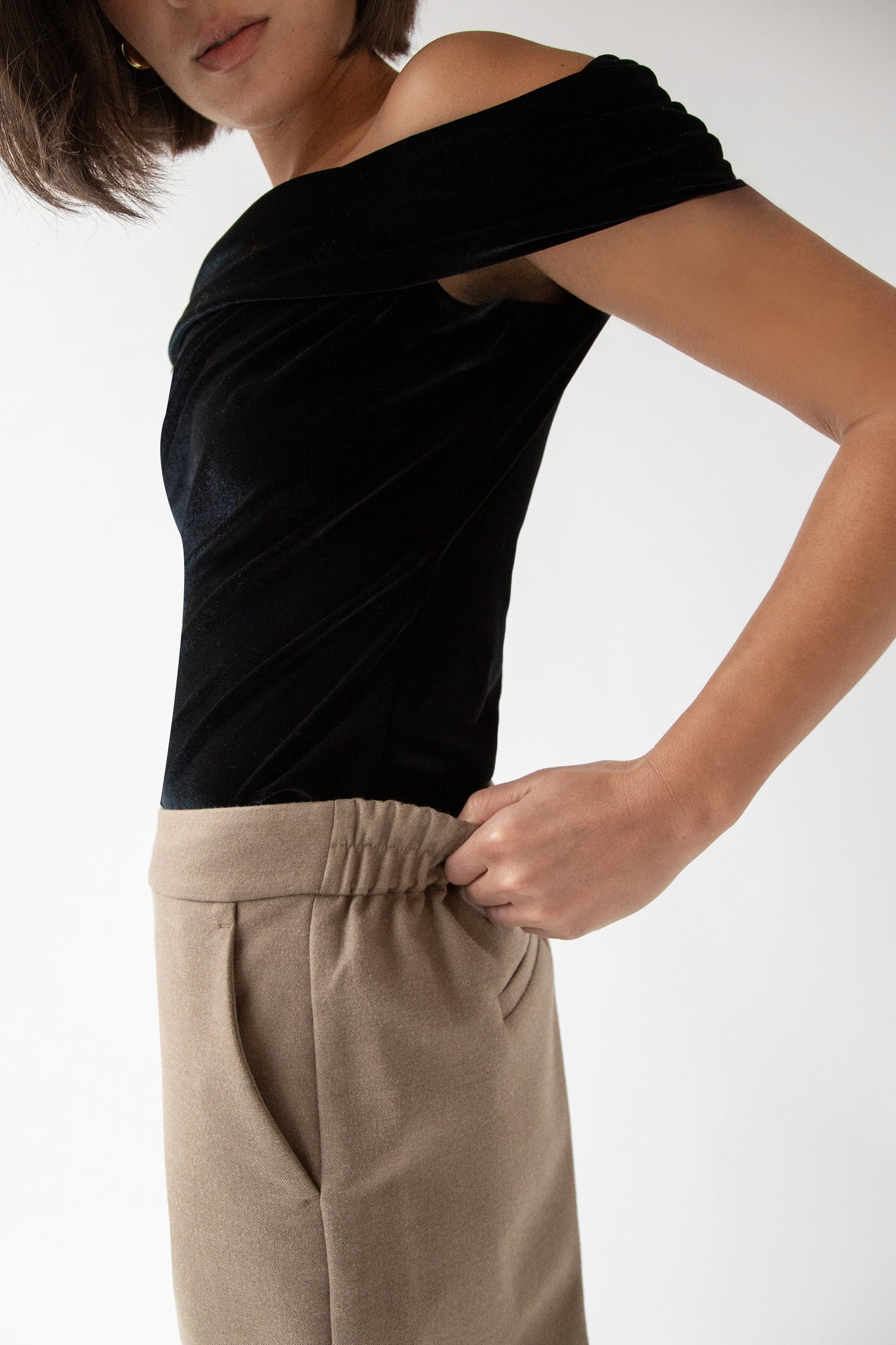 PANTALON COURT À TAILLE DEMI-ÉLASTIQUE