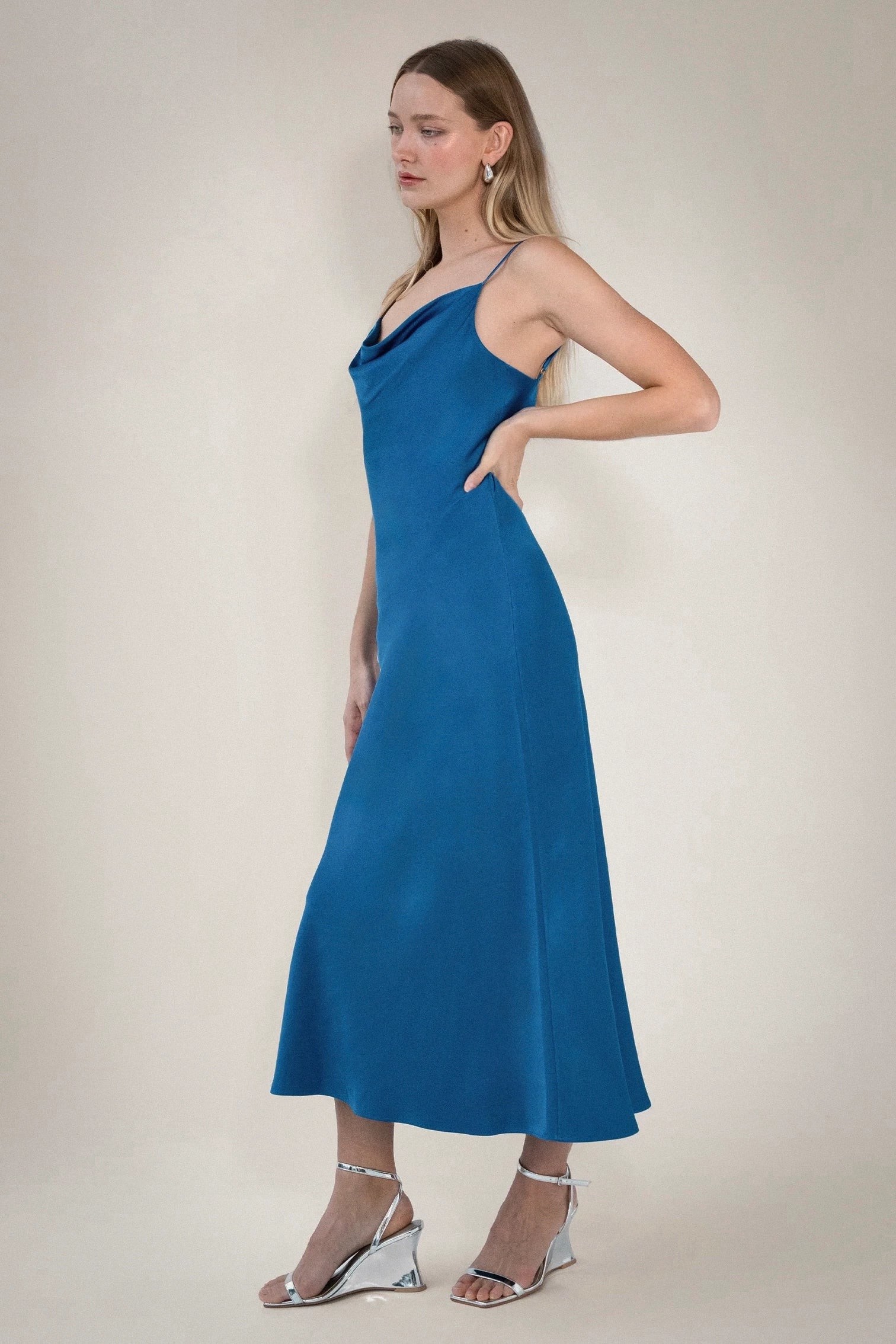 ROBE MIDI EN SATIN À COL BÂTONNET