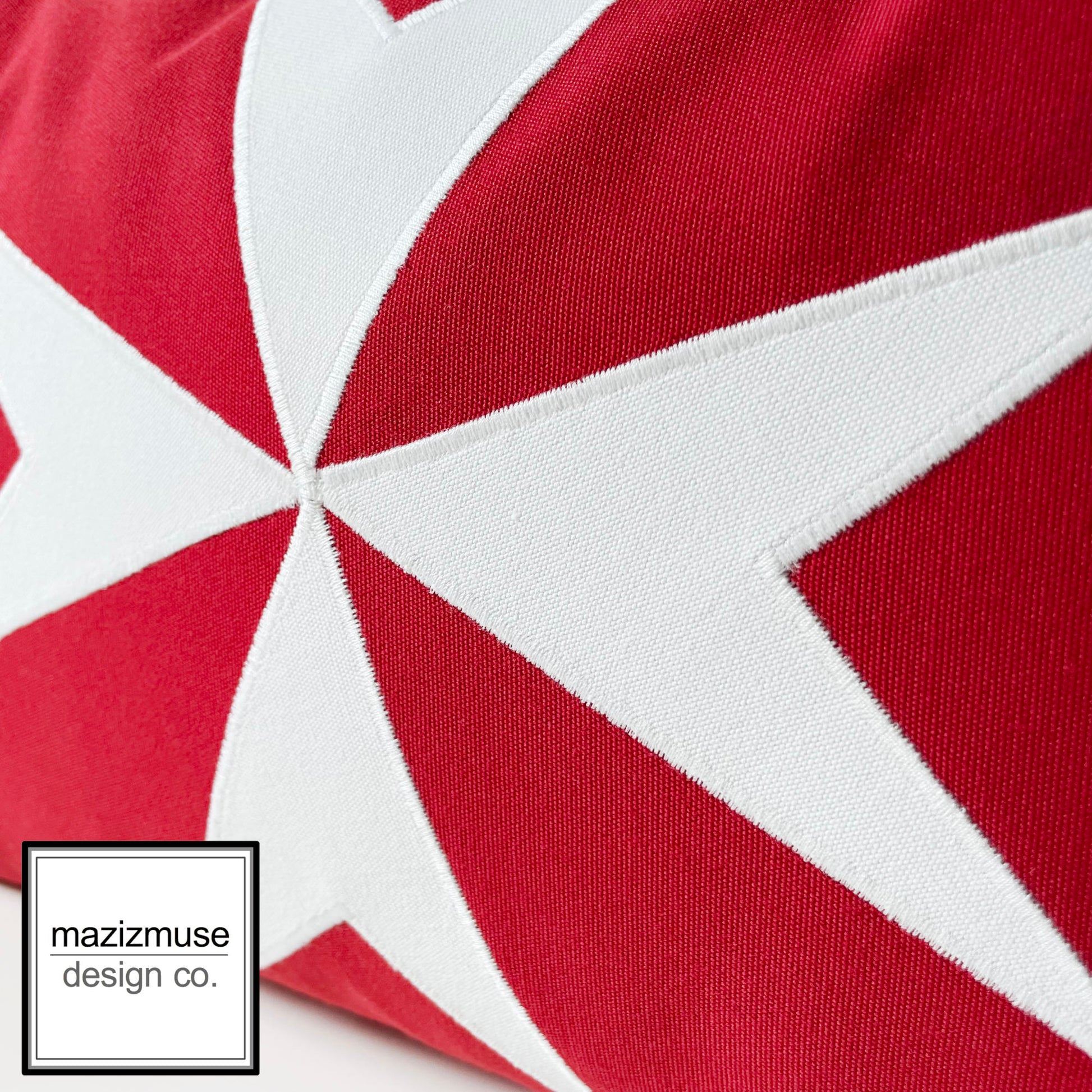 Housse de coussin d'extérieur Sunbrella® avec drapeau maltais et emblème civique de Malte 