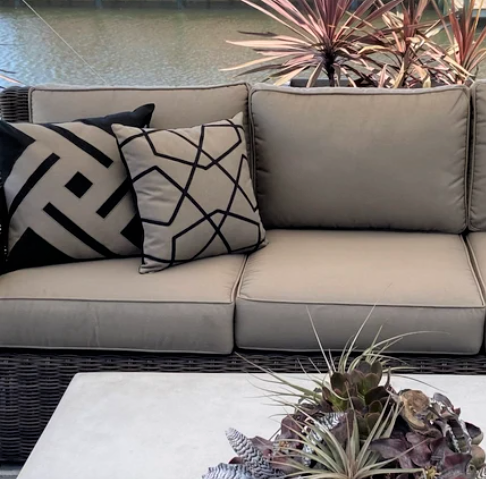 Housse de coussin d'extérieur Sunbrella® noir et taupe, housse de coussin géométrique