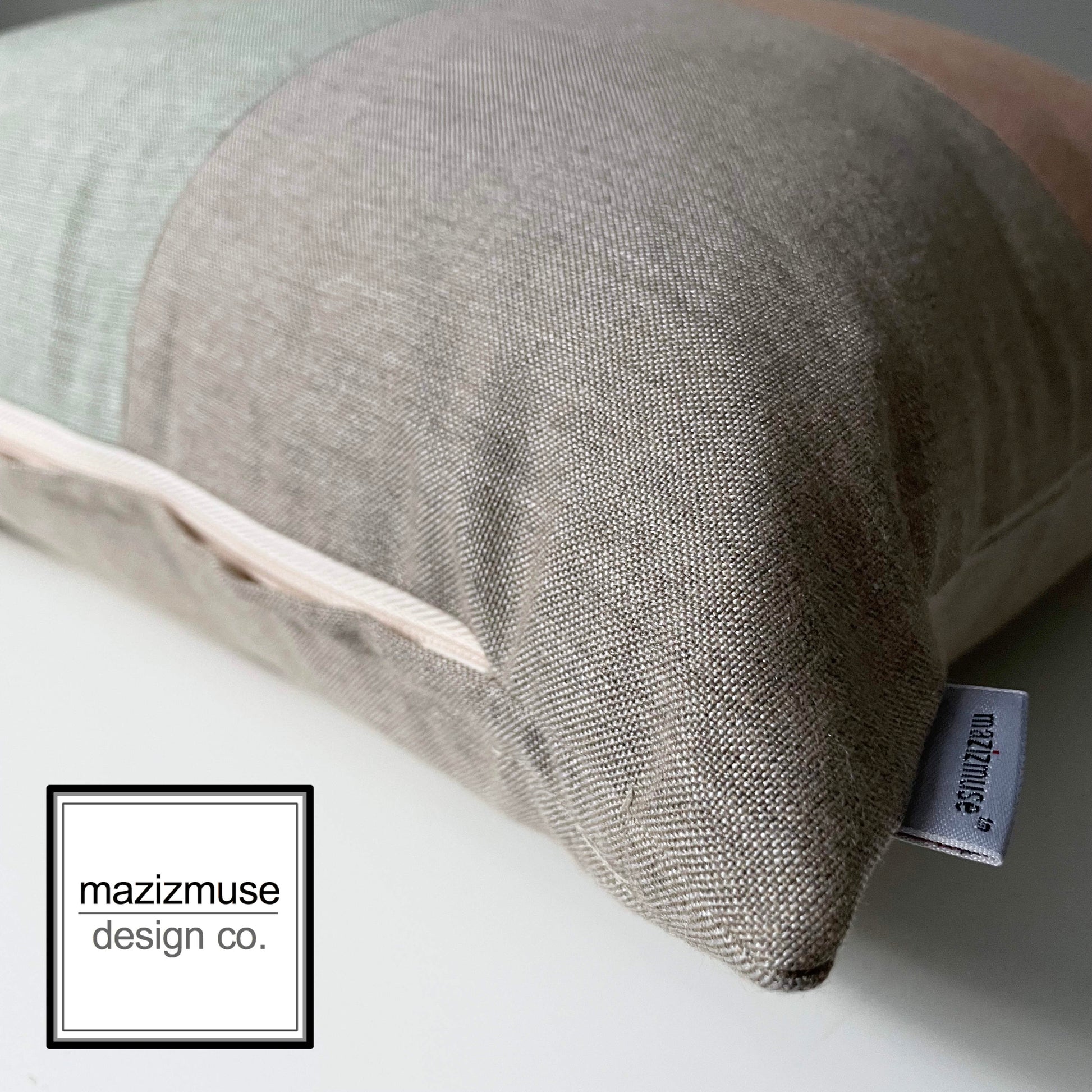 Deux housses de coussin d'extérieur Sunbrella® vert sauge, coussins Oasis Petal et Ash