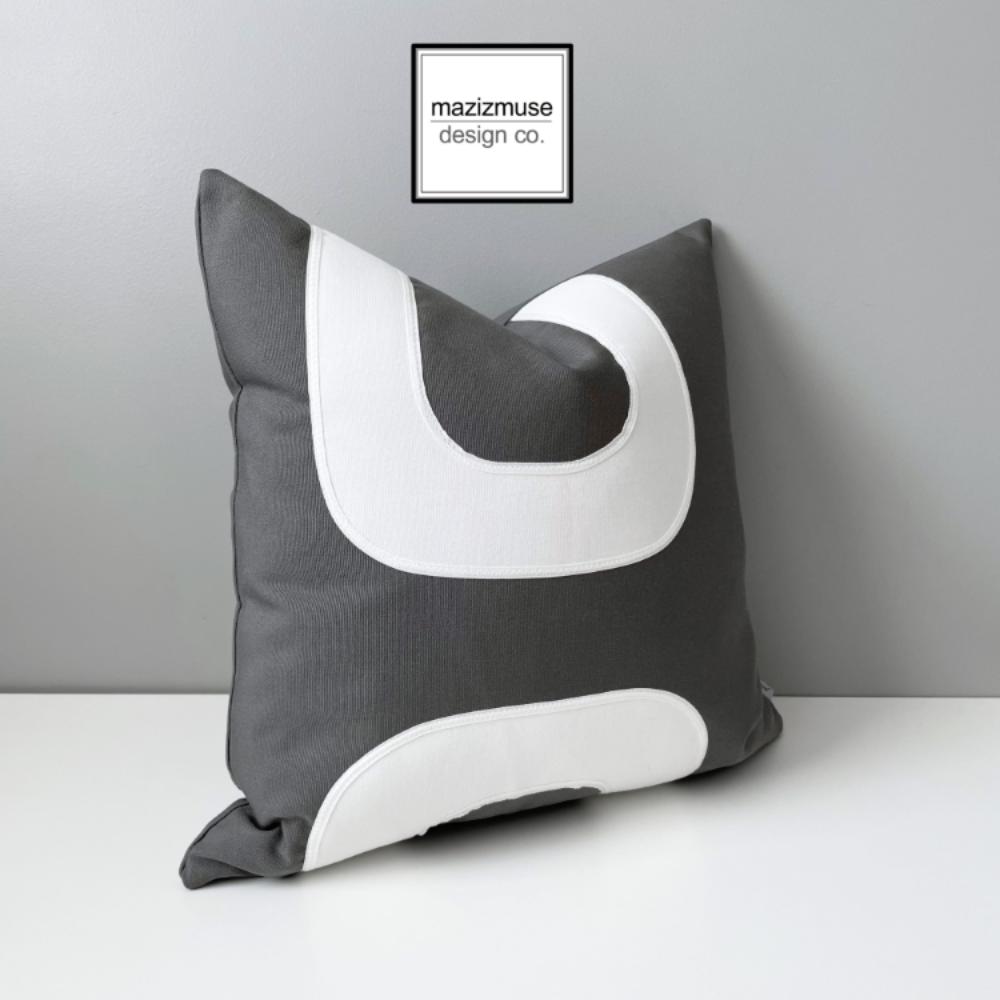 Housse de coussin d'extérieur Sunbrella® gris anthracite et blanc, style moderne du milieu du siècle