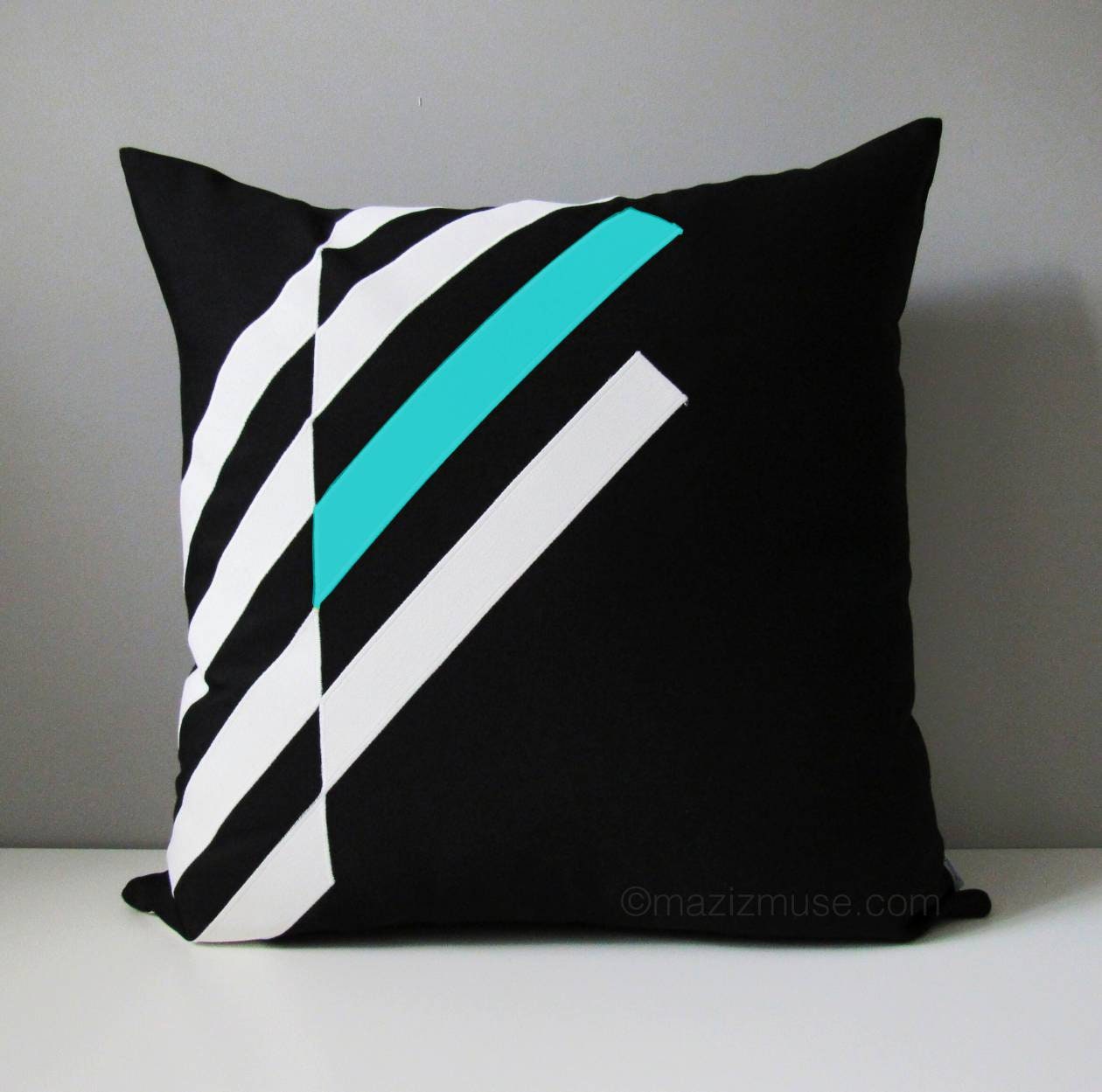 Housse de coussin décorative d'extérieur grise et noire, housse de coussin géométrique Sunbrella