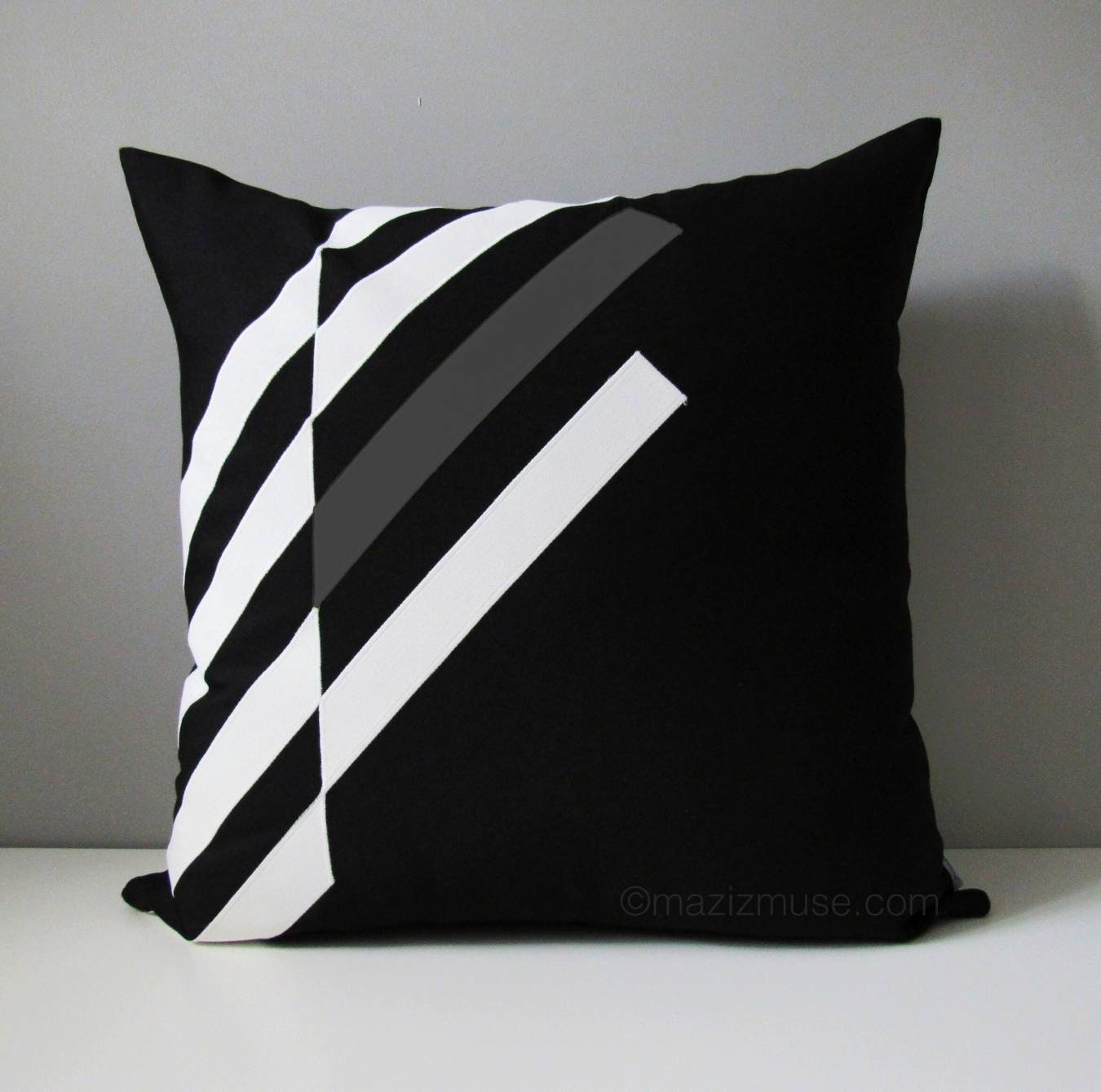 Housse de coussin décorative d'extérieur grise et noire, housse de coussin géométrique Sunbrella