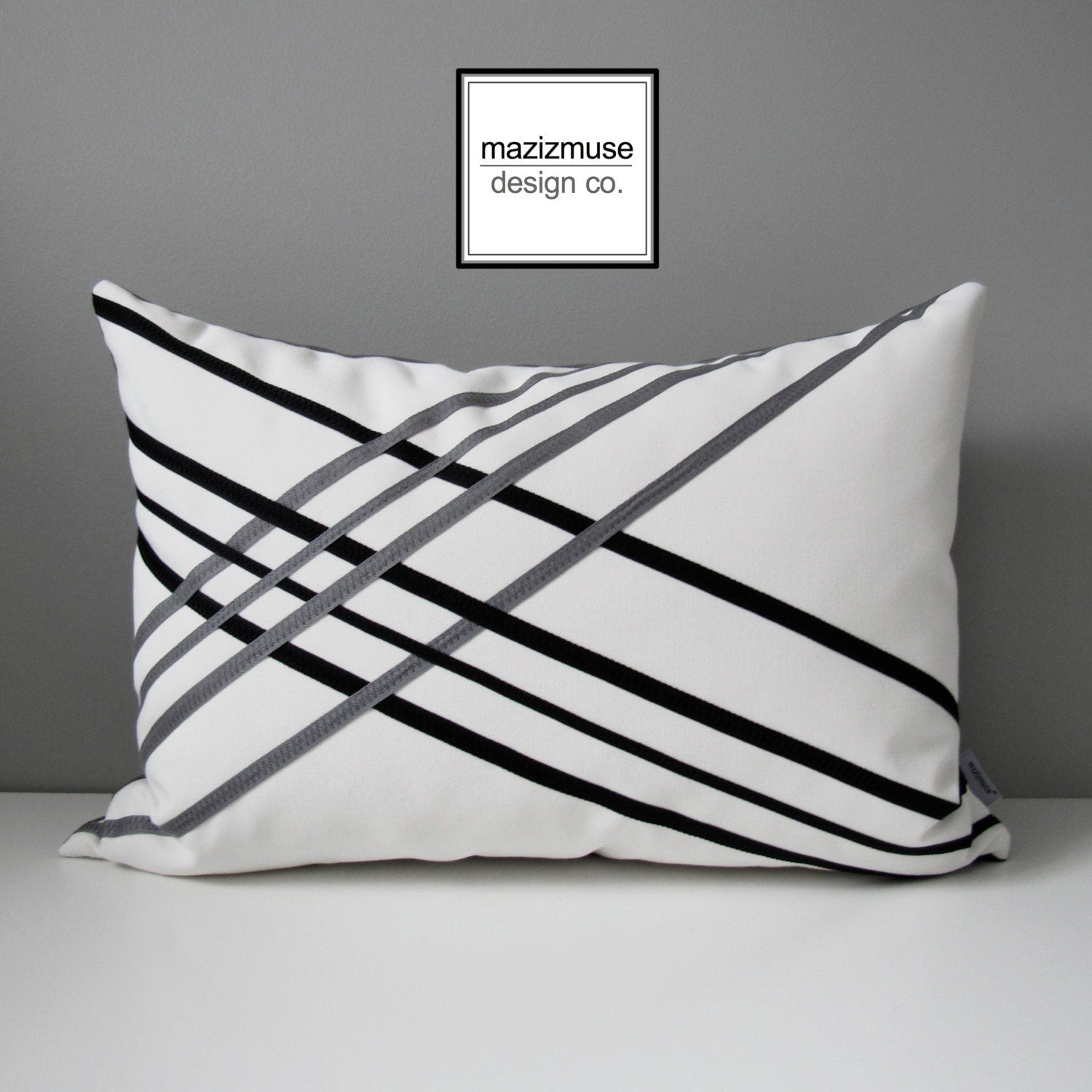 Housse de coussin d'extérieur Sunbrella® blanche et noire, housse de coussin décorative