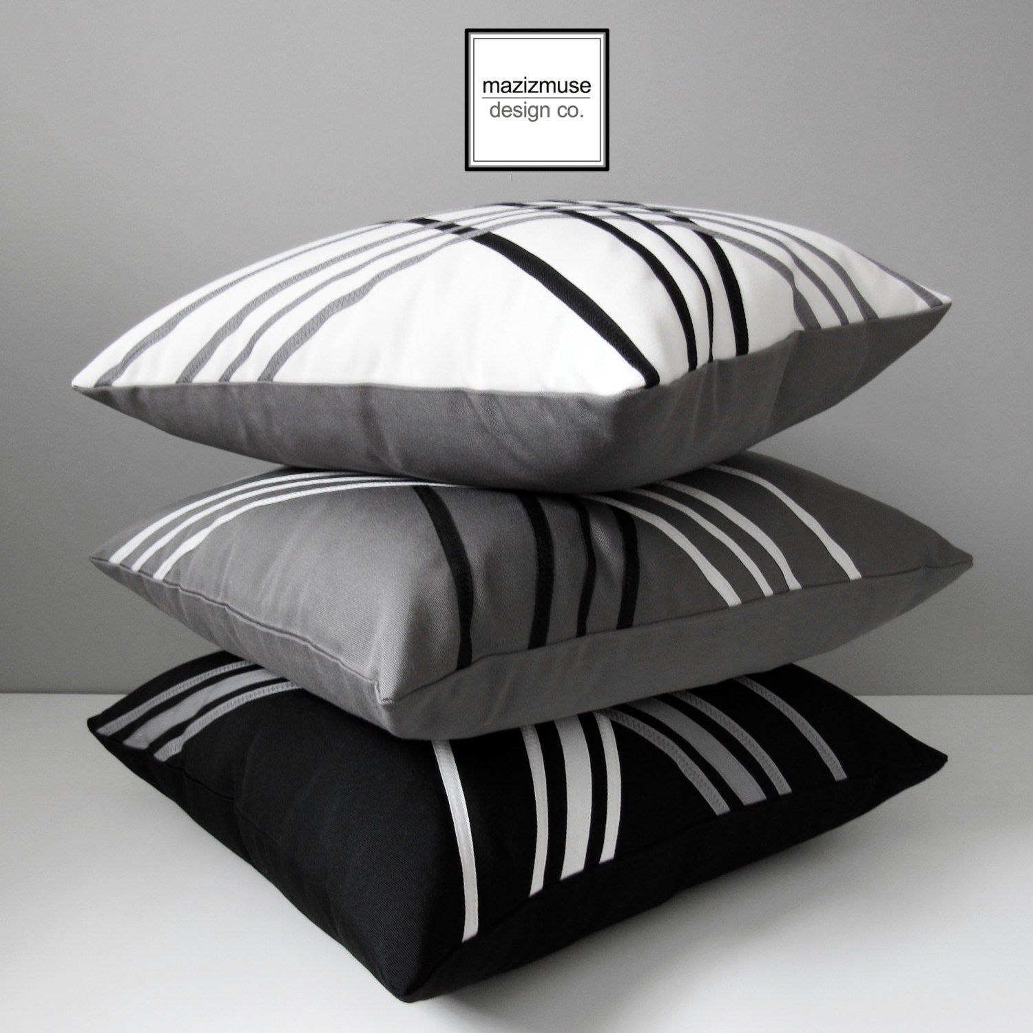 Housse de coussin d'extérieur Sunbrella® blanche et noire, housse de coussin décorative
