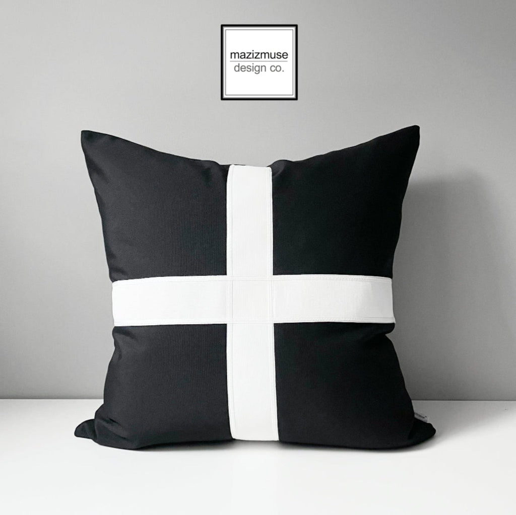 Housse de coussin d'extérieur moderne en tissu Sunbrella® noir et blanc, coussin Cornwall