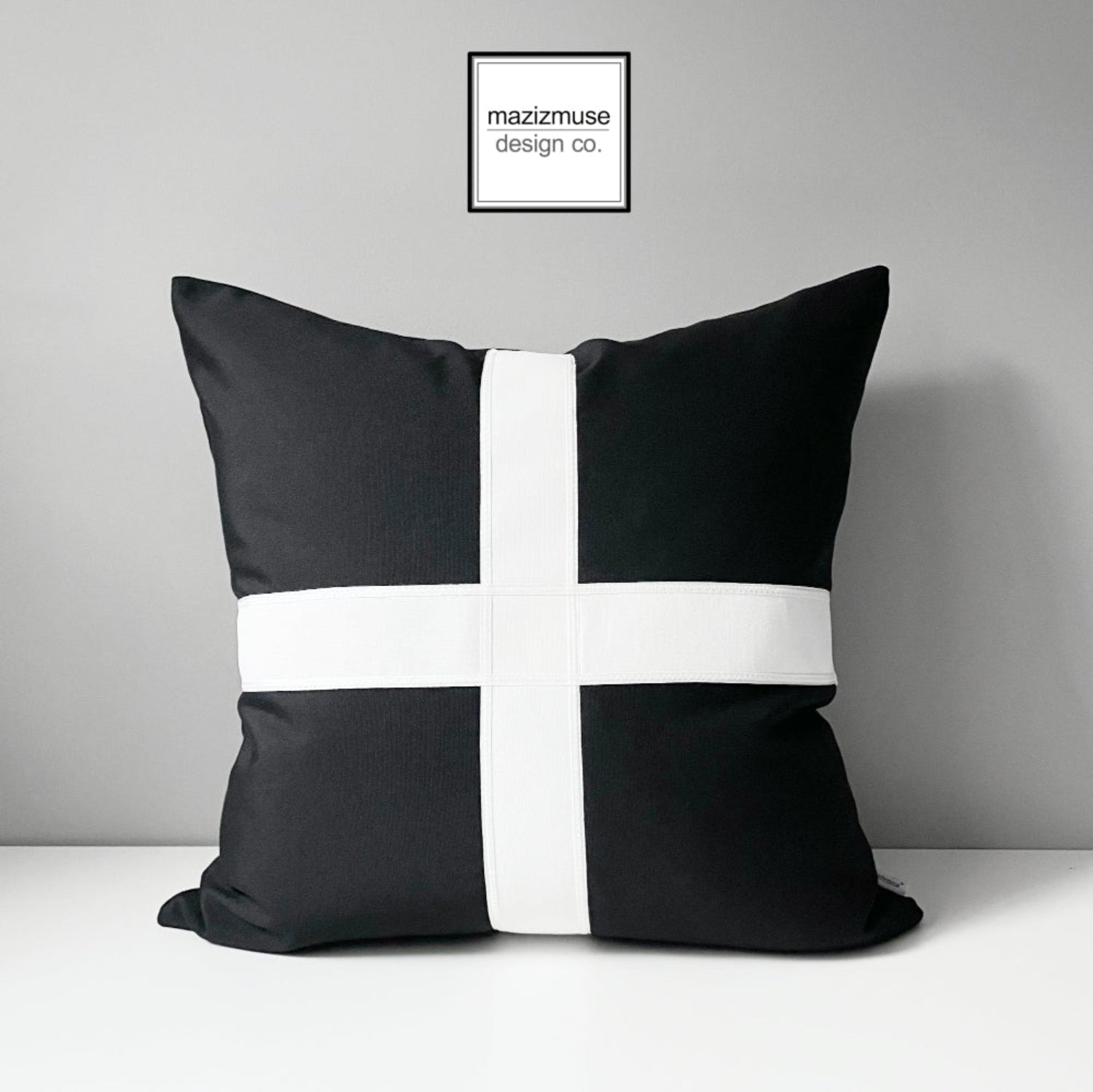 Housse de coussin d'extérieur moderne en tissu Sunbrella® noir et blanc, coussin Cornwall