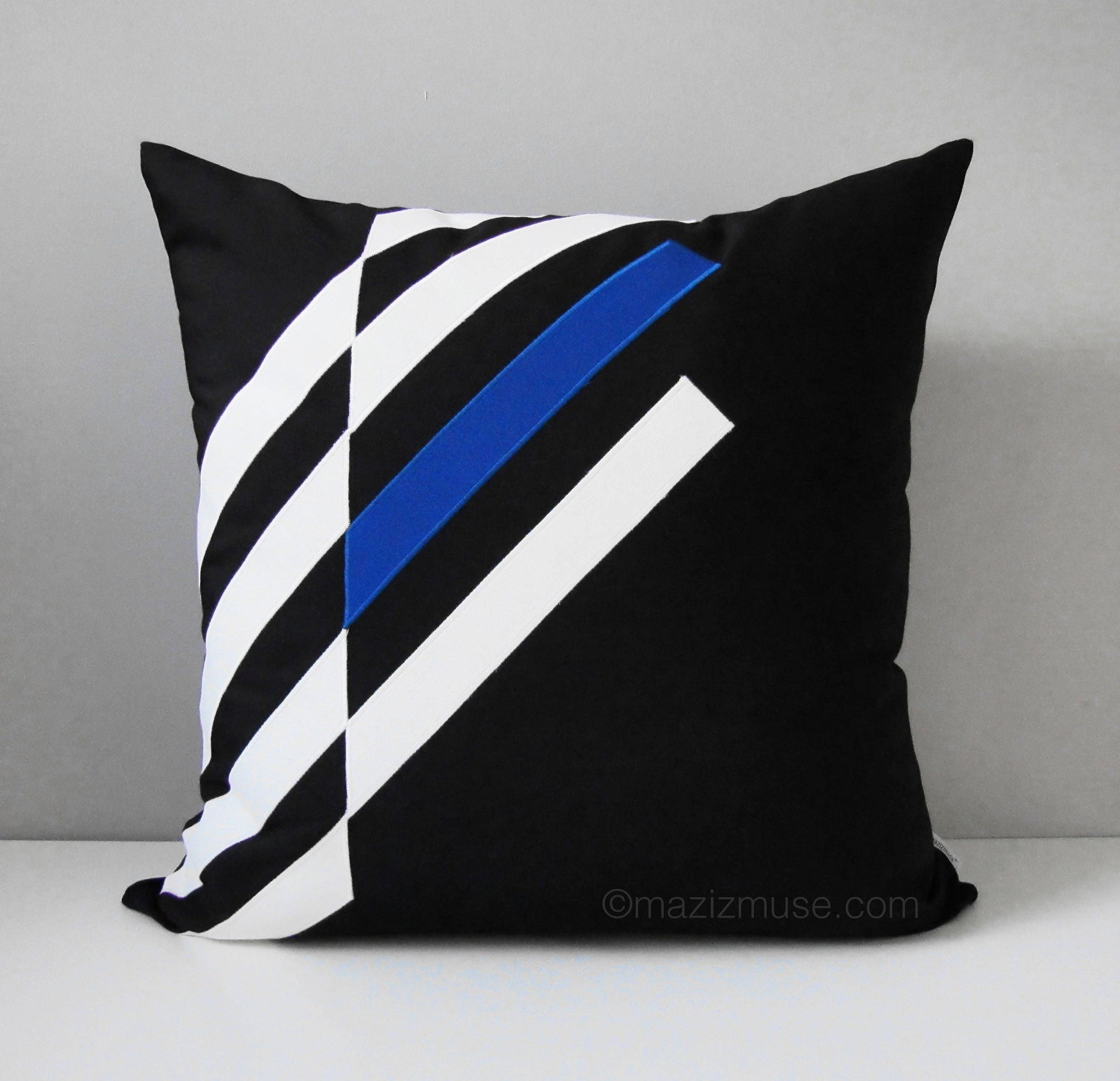 Housse de coussin décorative d'extérieur grise et noire, housse de coussin géométrique Sunbrella