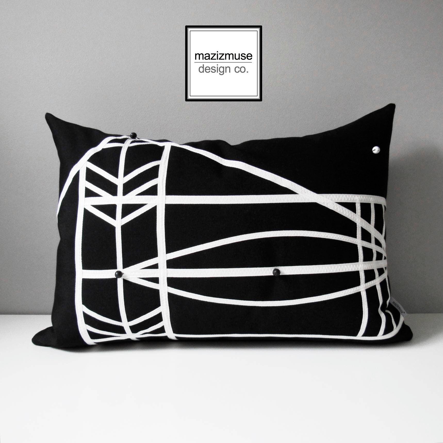 Coussin décoratif noir et blanc, coussin d'extérieur géométrique Sunbrella, Micronésie