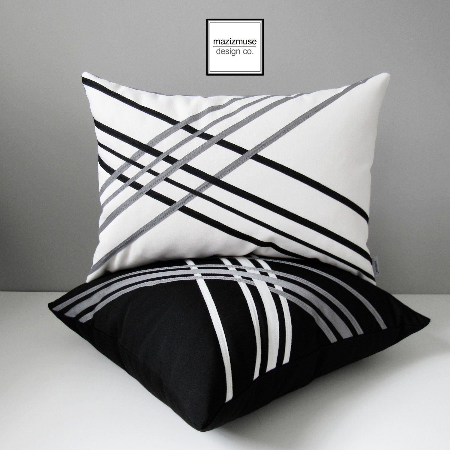 Housse de coussin d'extérieur Sunbrella® blanche et noire, housse de coussin décorative