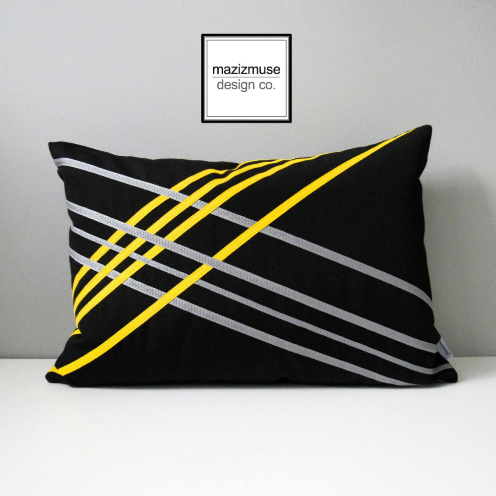 Housse de coussin d'extérieur Sunbrella® noire et jaune, motif géométrique
