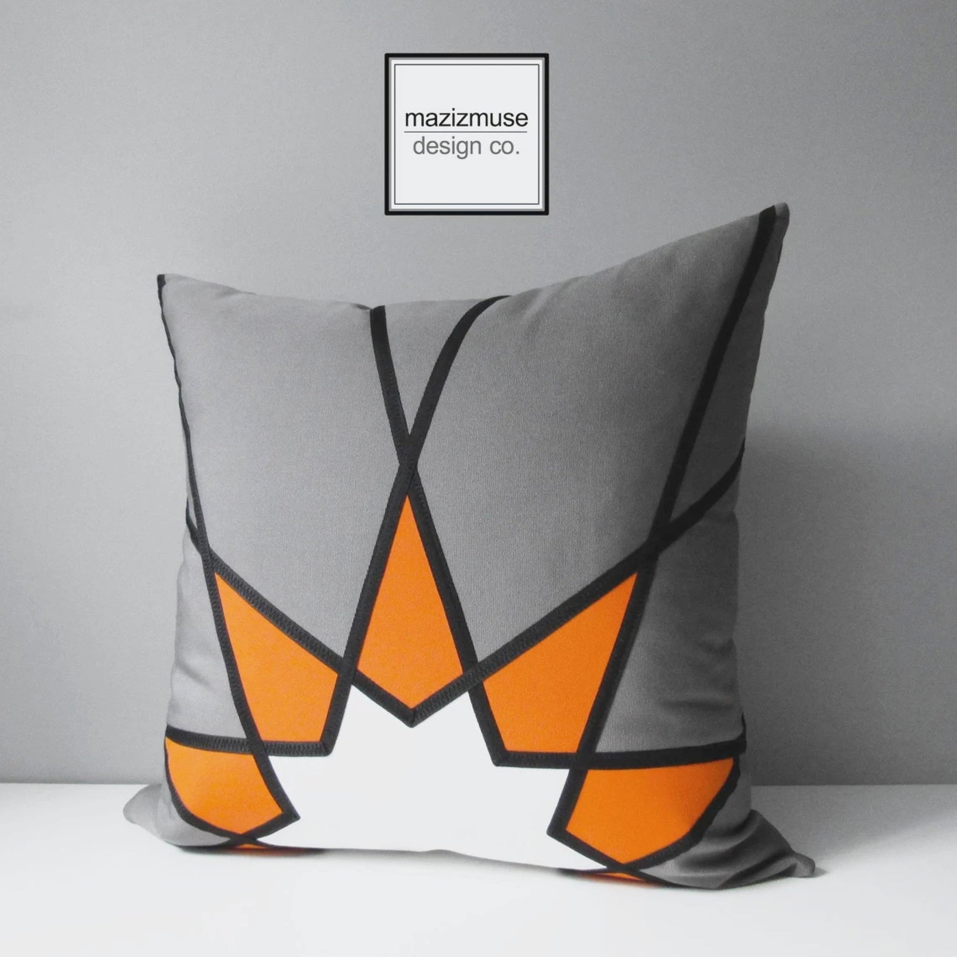 Housse de coussin d'extérieur Sunbrella® géométrique gris et orange avec motif mandala