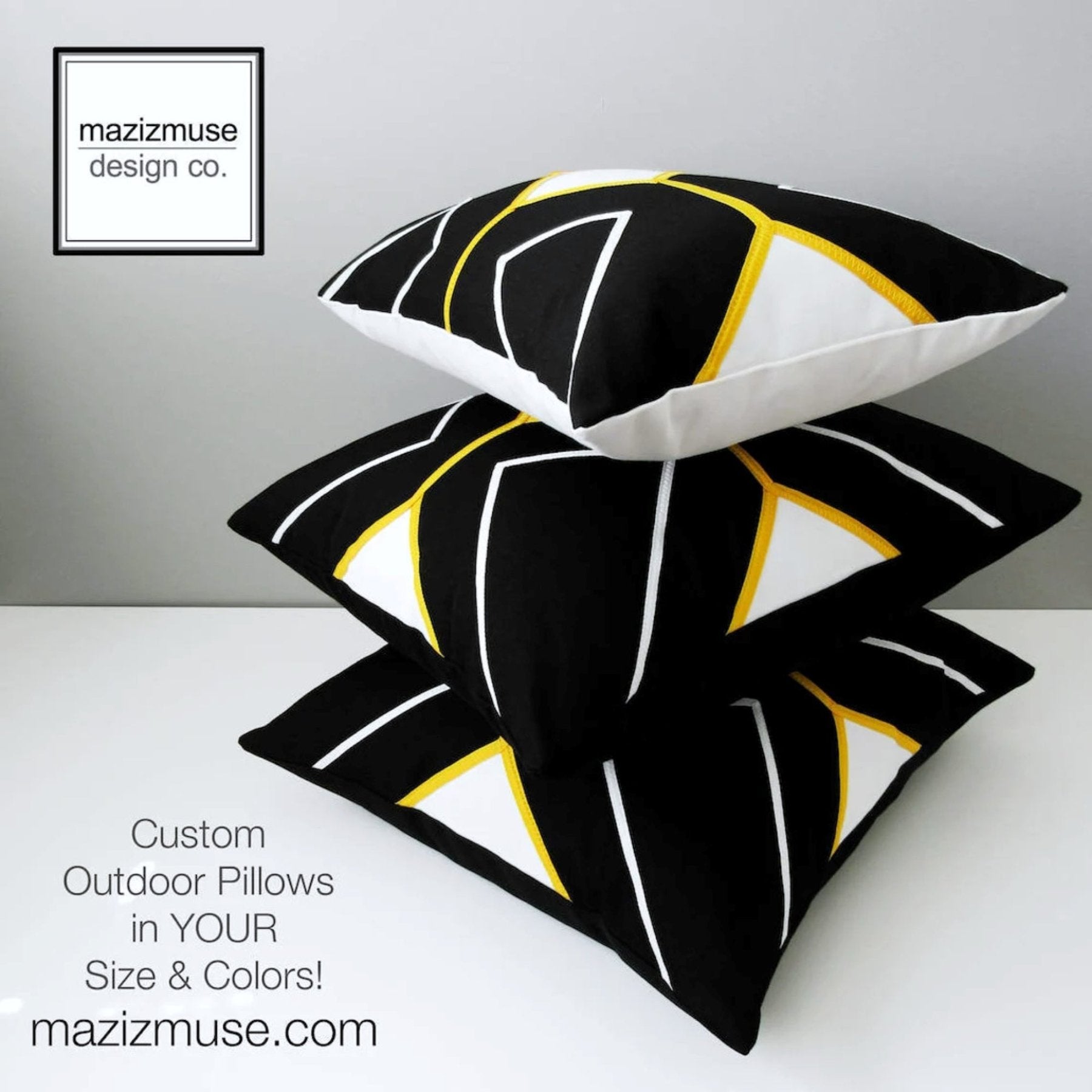 Housse de coussin d'extérieur moderne en tissu Sunbrella noir et blanc avec bordure géométrique jaune