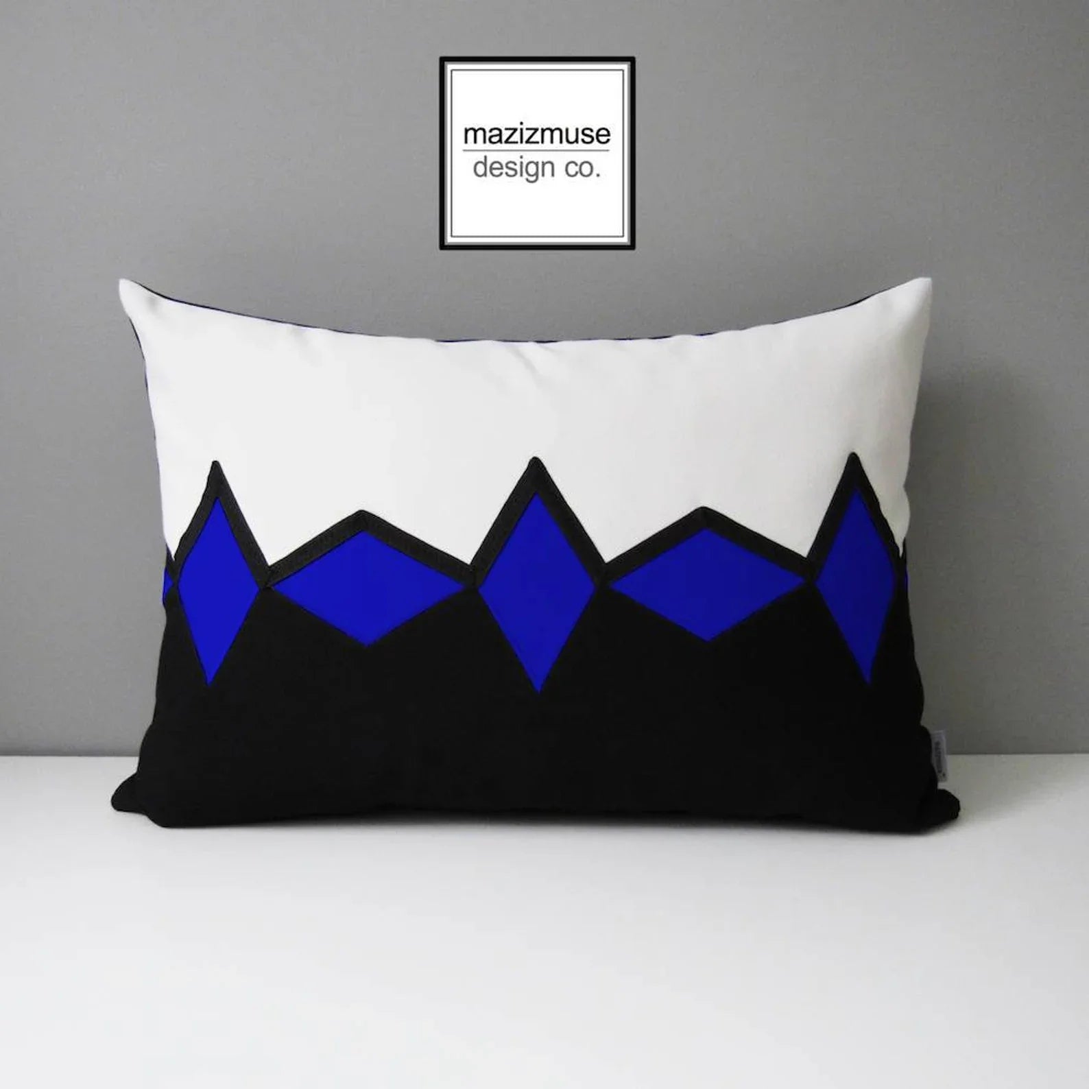 Housse de coussin d'extérieur moderne Sunbrella®, motif géométrique bleu et noir