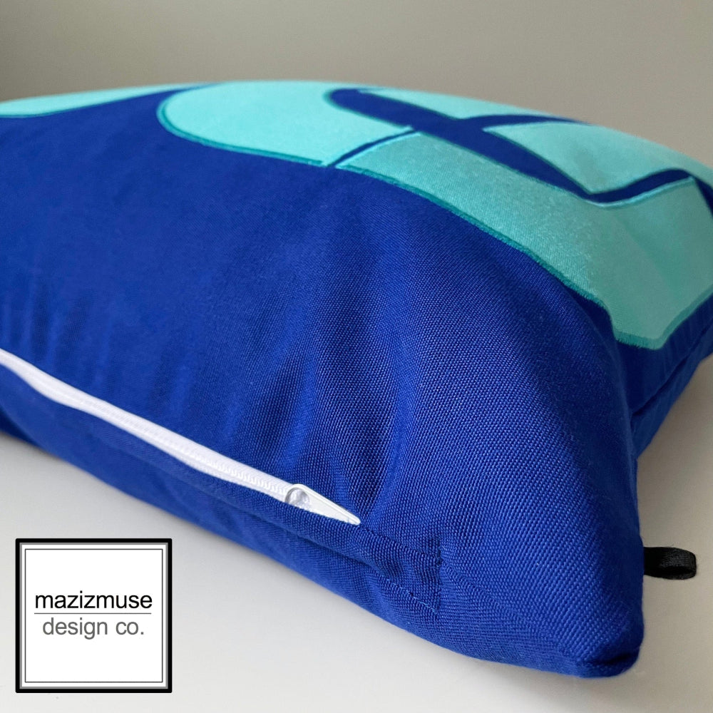 Housse de coussin d'extérieur Sunbrella de style moderne du milieu du siècle, bleu véritable et coussins Aruba