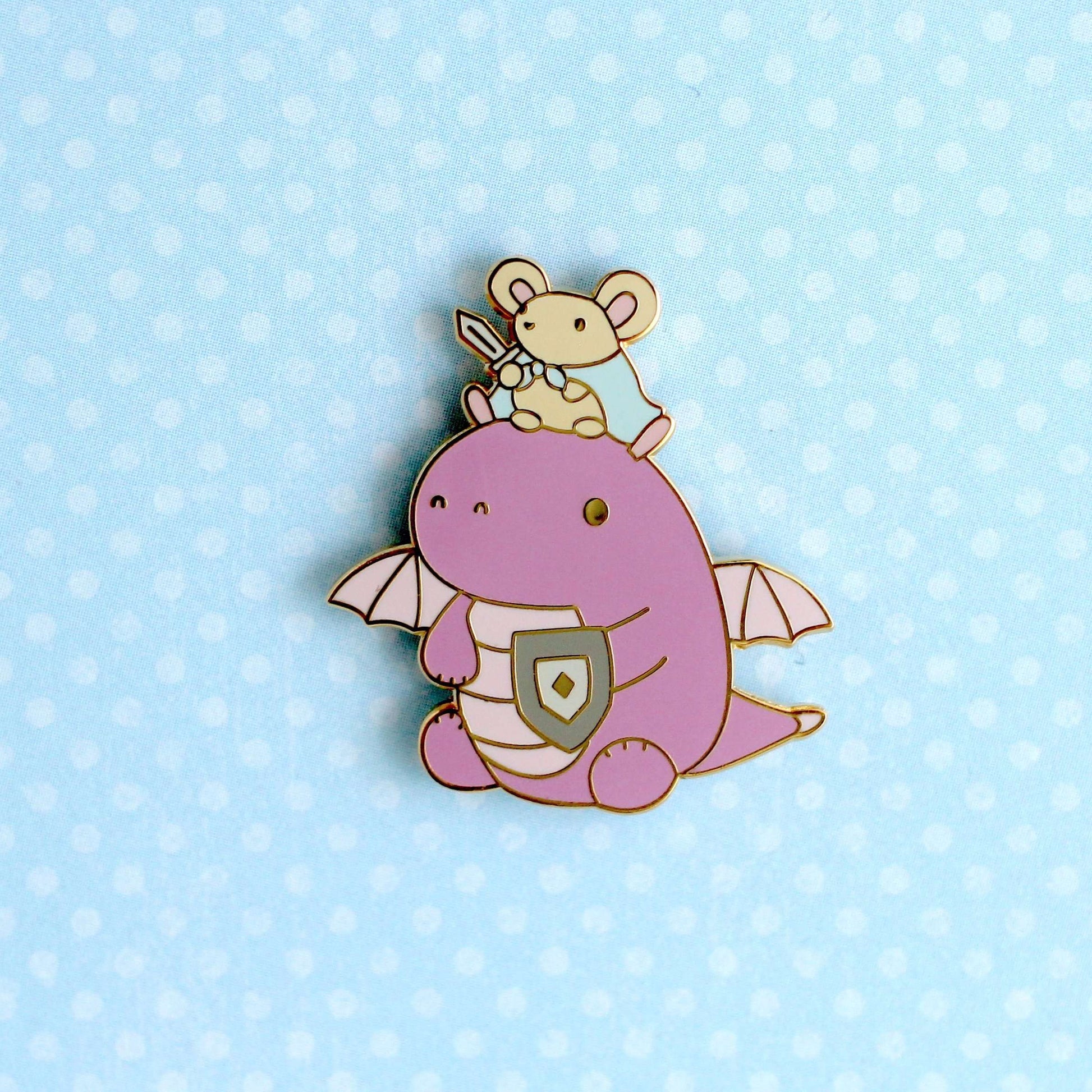 Broche en émail Souris et Chevalier Dragon (Variante Dragon Violet Clair)