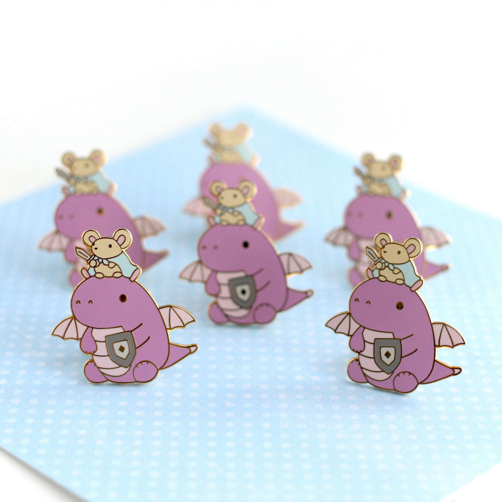 Broche en émail Souris et Chevalier Dragon (Variante Dragon Violet Clair)