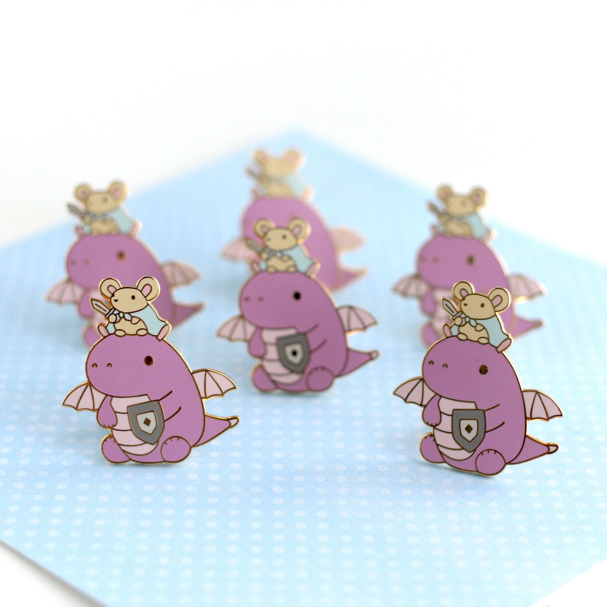 Broche en émail Souris et Chevalier Dragon (Variante Dragon Violet Clair)