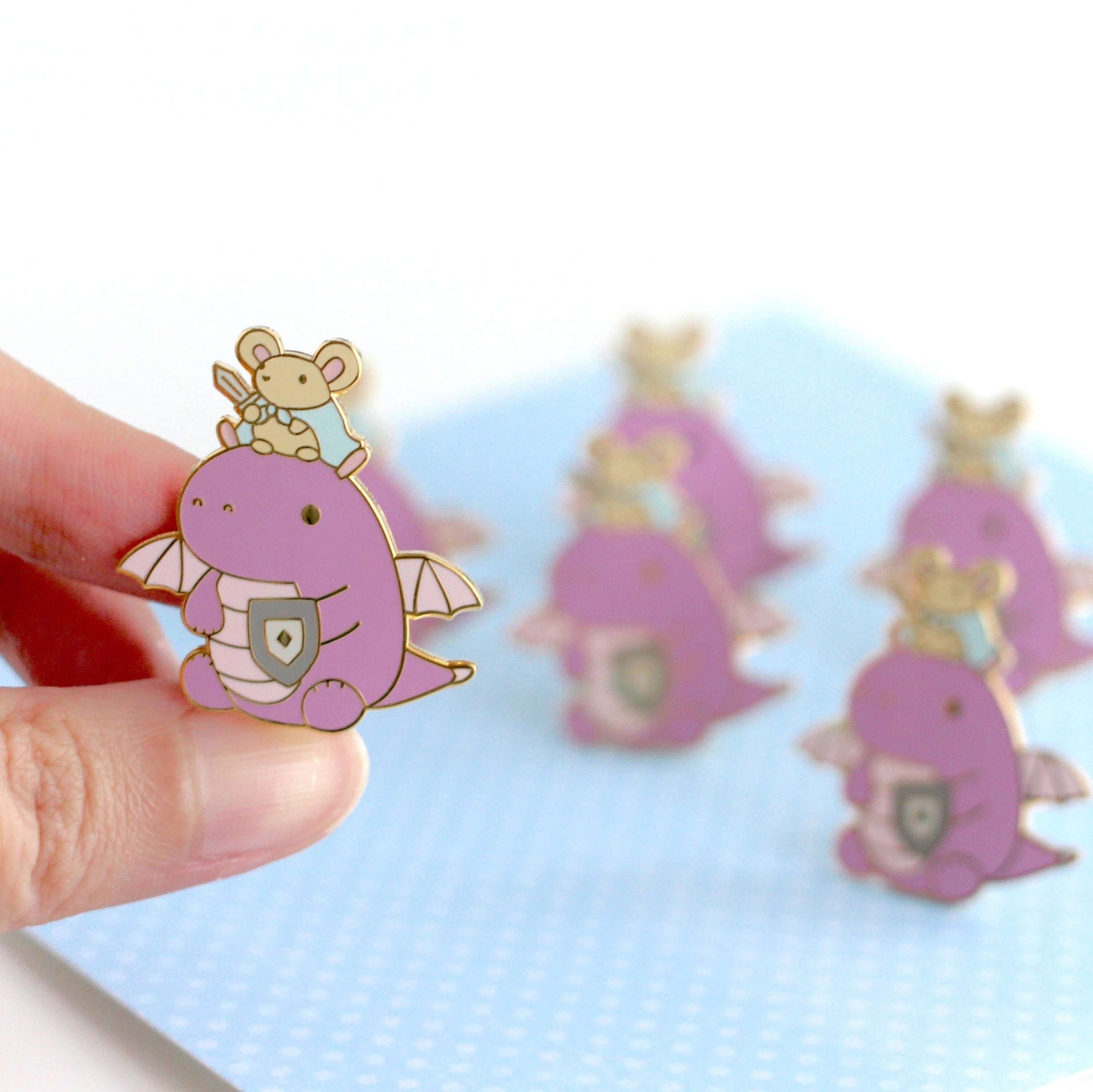 Broche en émail Souris et Chevalier Dragon (Variante Dragon Violet Clair)