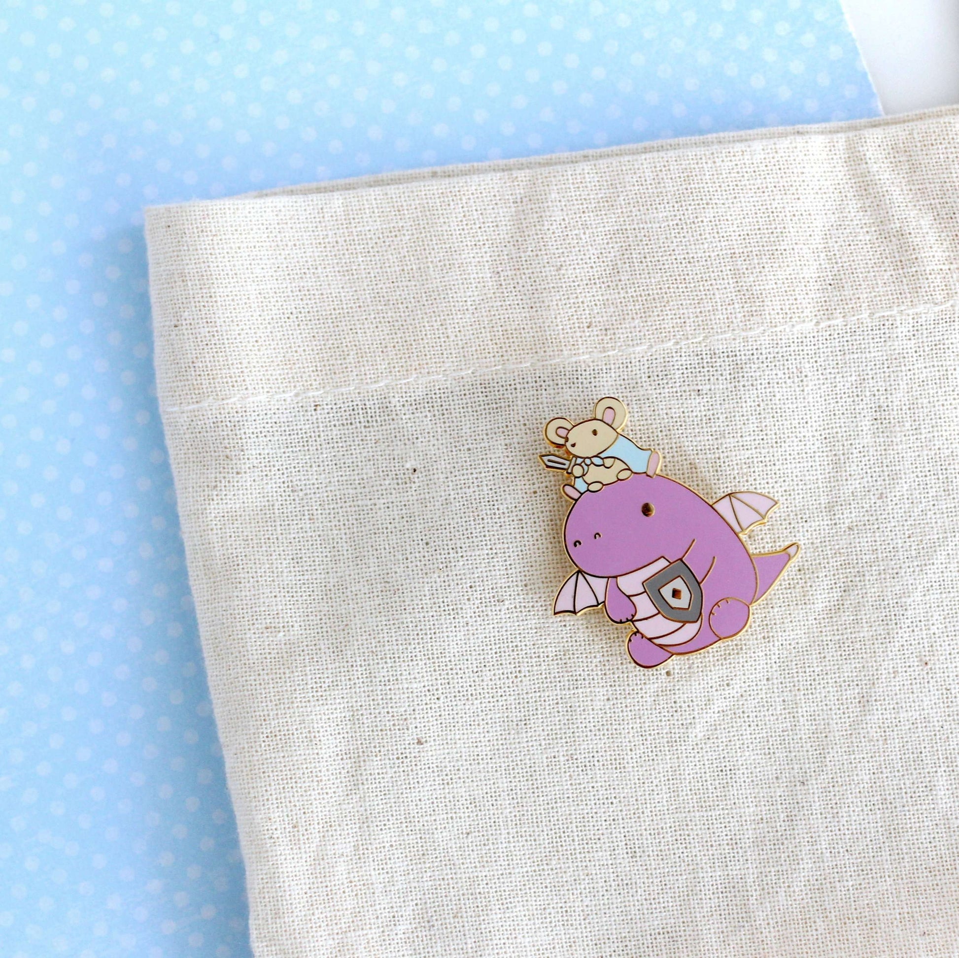 Broche en émail Souris et Chevalier Dragon (Variante Dragon Violet Clair)