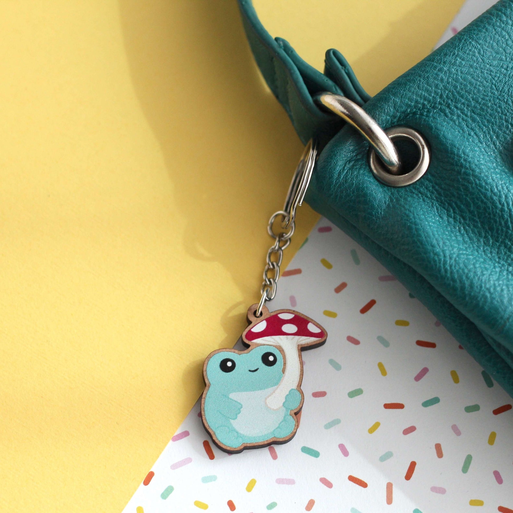 Porte-clés en bois grenouille champignon – Charm en bois mignon – Accessoires grenouille – Cottagecore