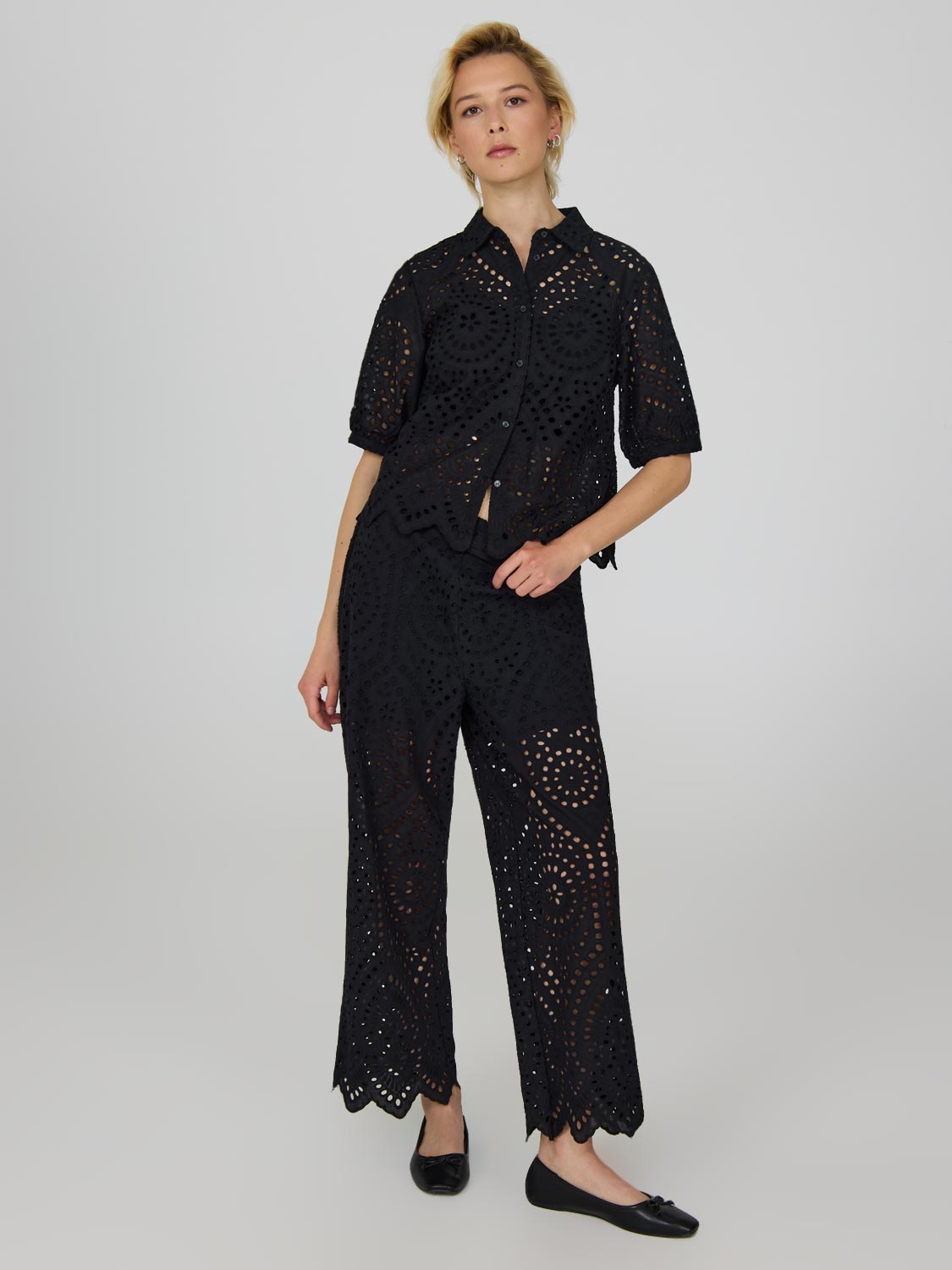 Pantalon court à œillets