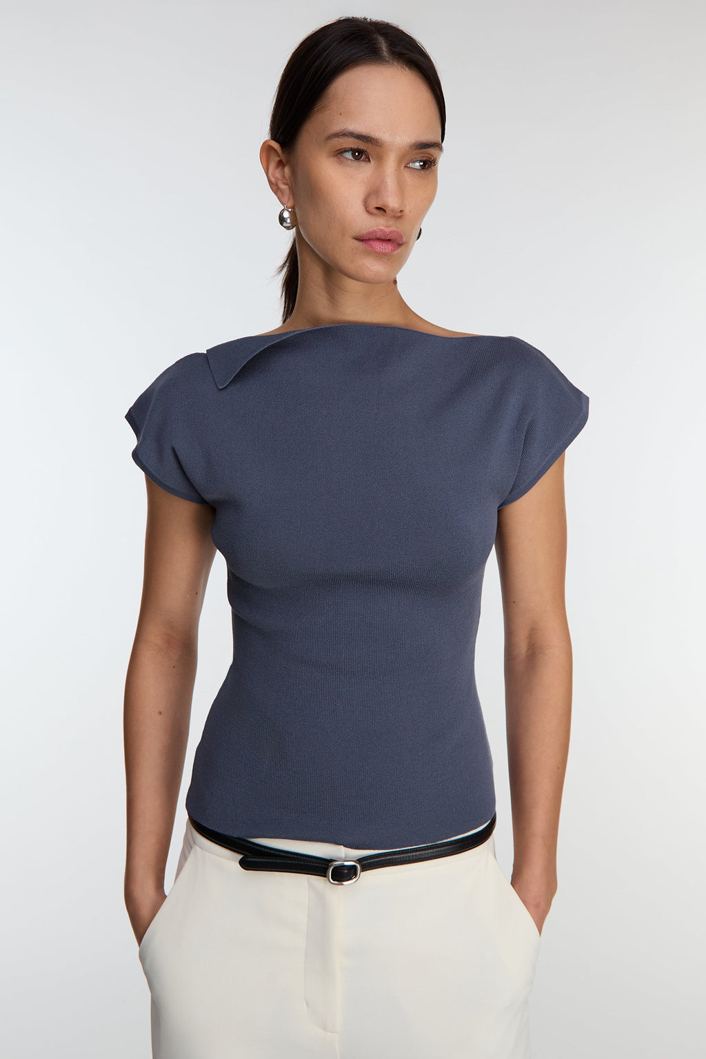 PULL À MANCHES COURTES ET ÉPAULES DÉNUDÉES ASYMÉTRIQUES