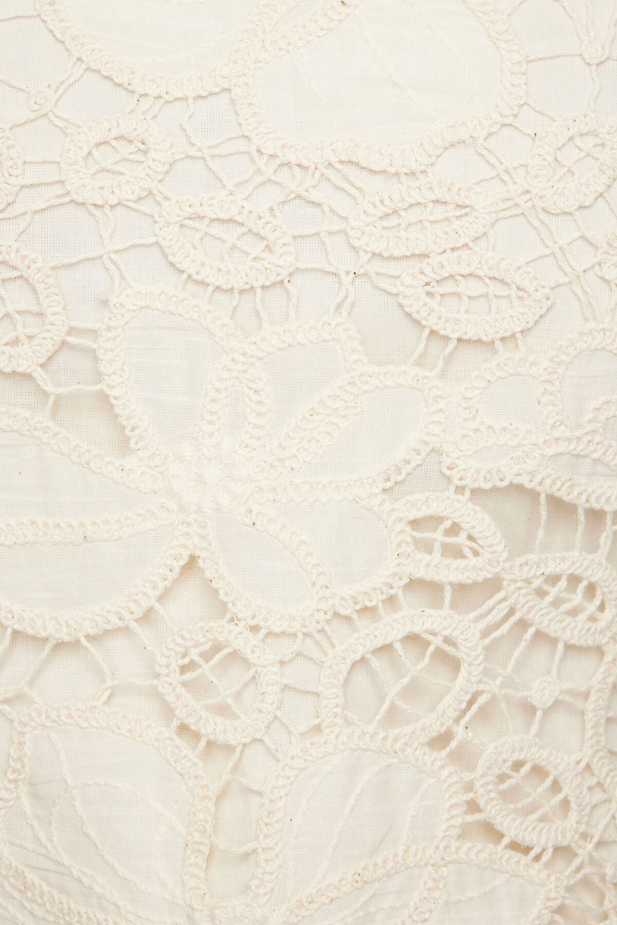 Haut court en dentelle au crochet