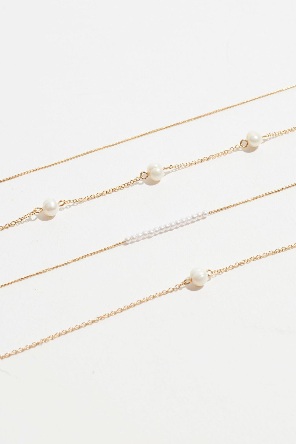 Collier de perles délicates superposées