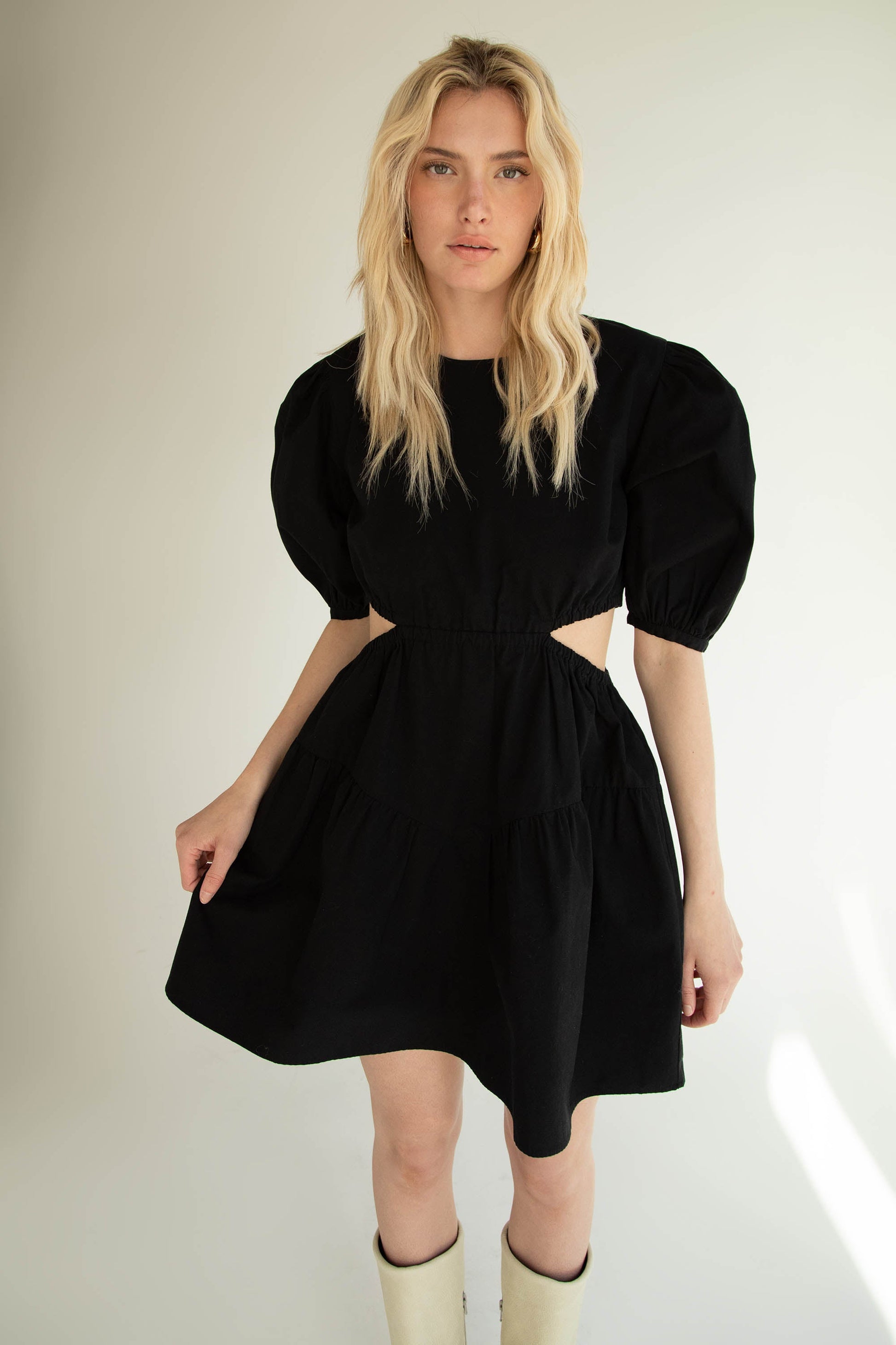 MINI ROBE À MANCHES BOUFFANTES AVEC DÉCOUPES