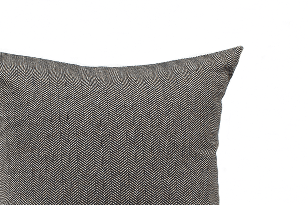 Housse de coussin à chevrons noirs