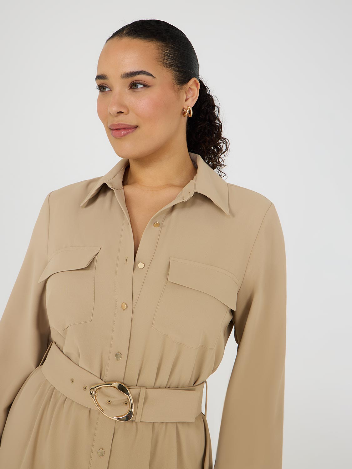 Robe chemise à manches longues avec ceinture