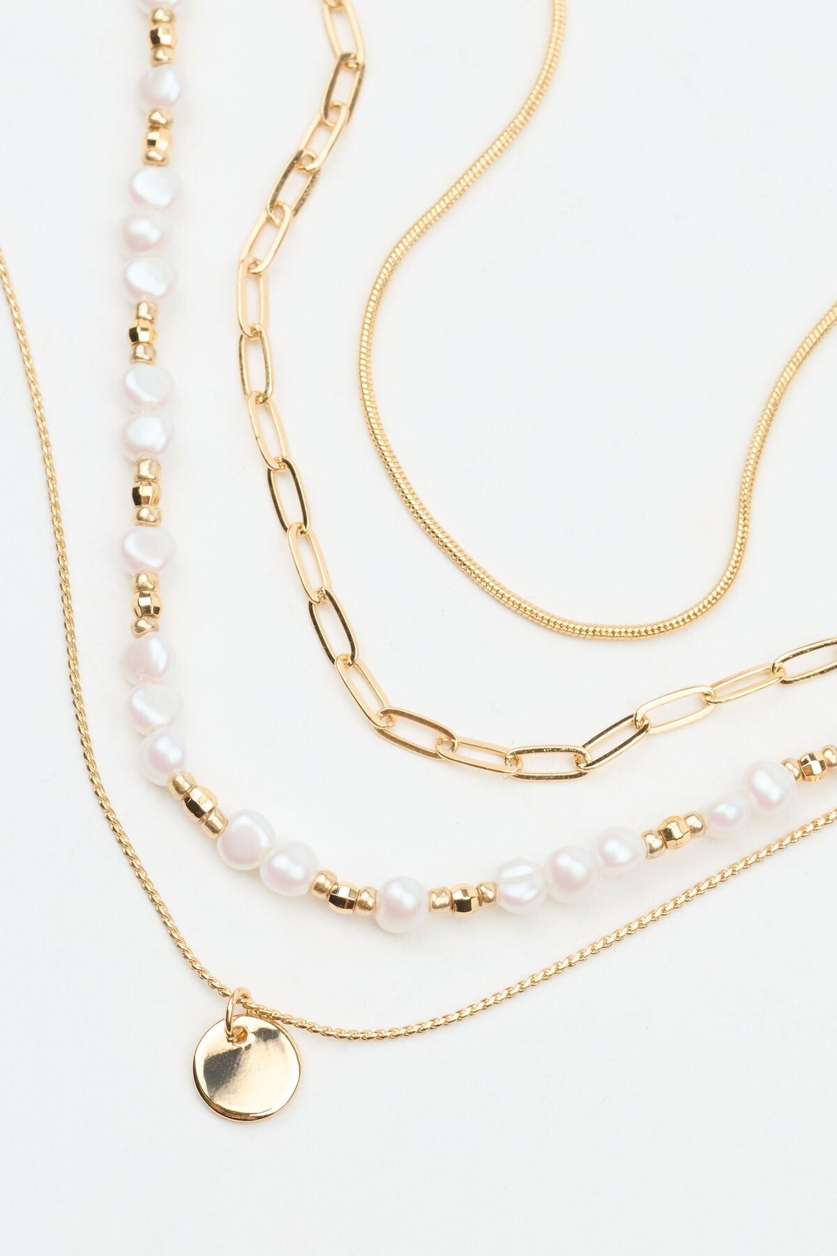 Ensemble de 4 colliers de perles et de mini médaillons