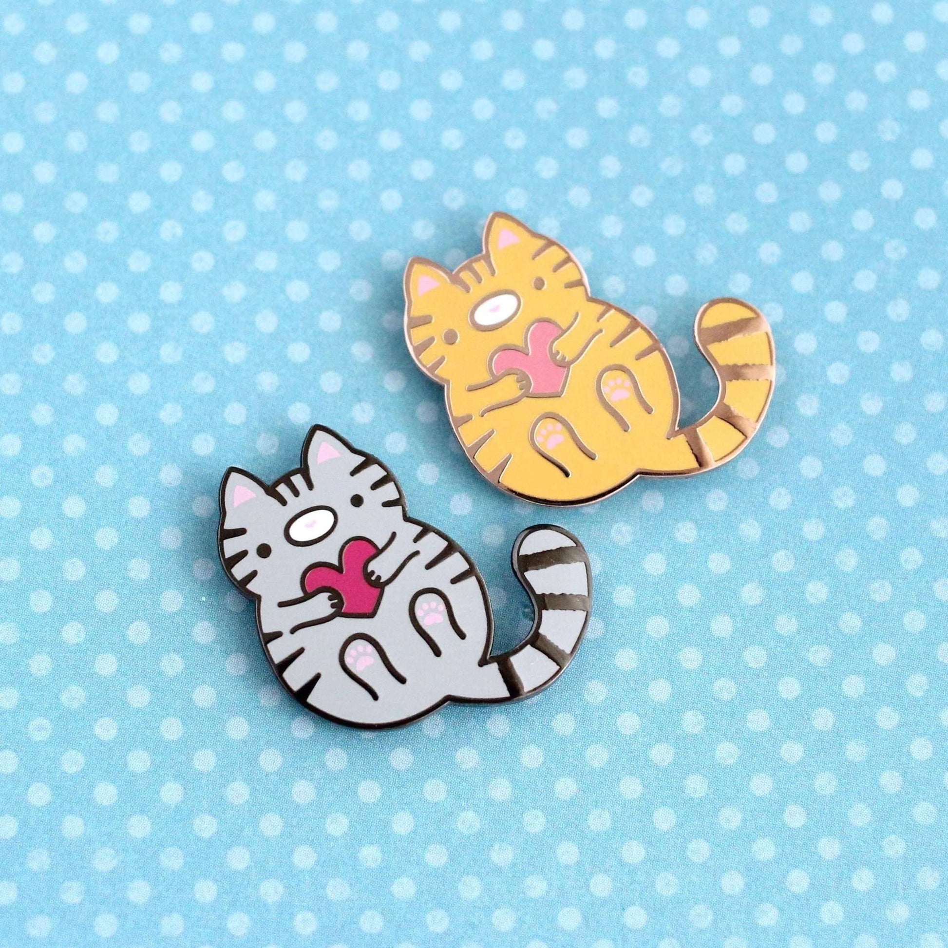 Lot de 2 épingles en émail représentant un chat tigré orange et un chat tigré gris – Épingles à revers pour chat