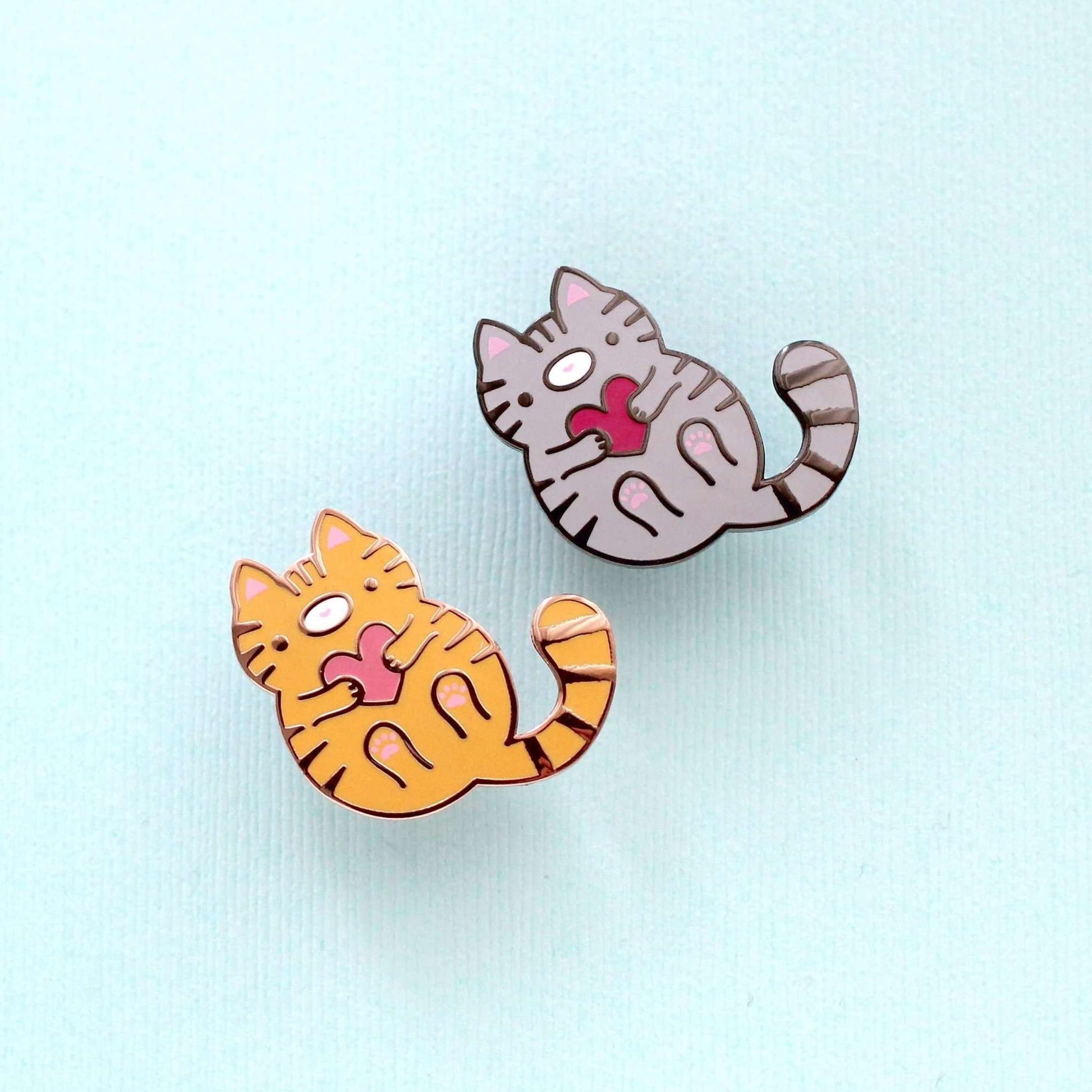 Lot de 2 épingles en émail représentant un chat tigré orange et un chat tigré gris – Épingles à revers pour chat