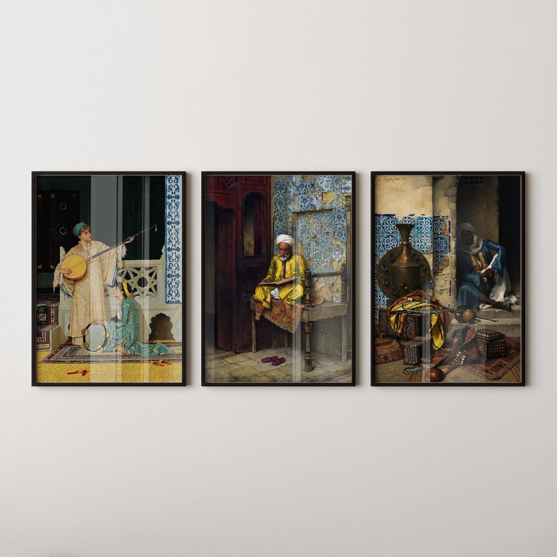 Élégance orientaliste : TRIO D'ŒUVRE SIGNATURE Mettant en scène des musiciens, des érudits et de riches motifs – Décoration murale intemporelle Disponible encadrée