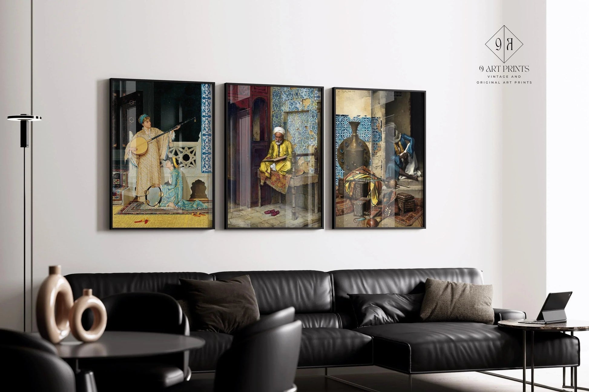 Élégance orientaliste : TRIO D'ŒUVRE SIGNATURE Mettant en scène des musiciens, des érudits et de riches motifs – Décoration murale intemporelle Disponible encadrée