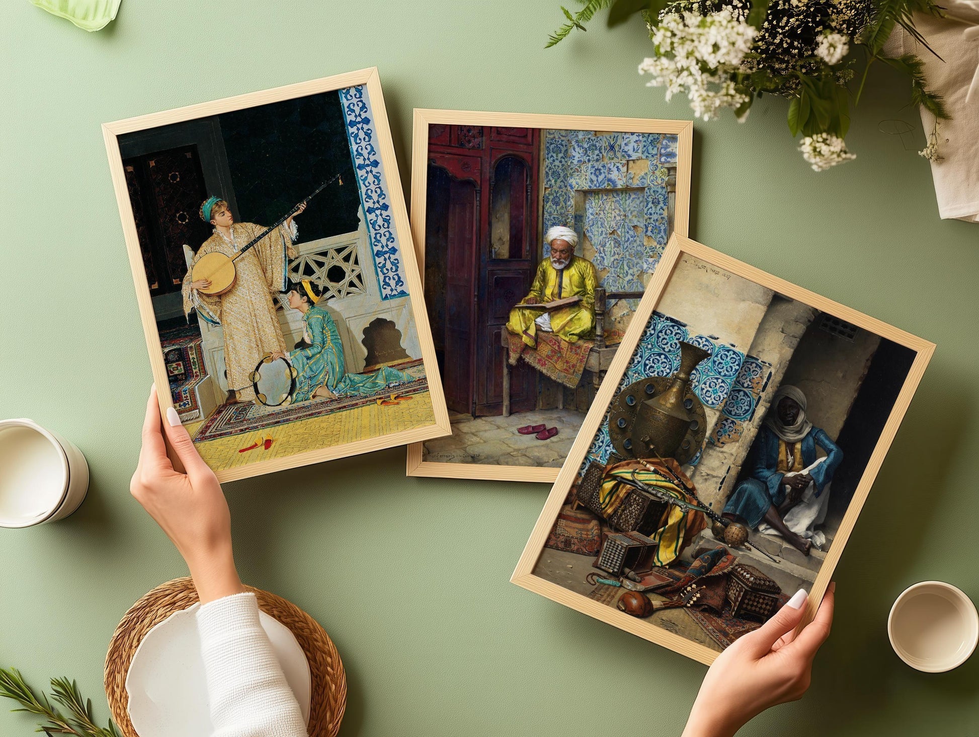 Élégance orientaliste : TRIO D'ŒUVRE SIGNATURE Mettant en scène des musiciens, des érudits et de riches motifs – Décoration murale intemporelle Disponible encadrée