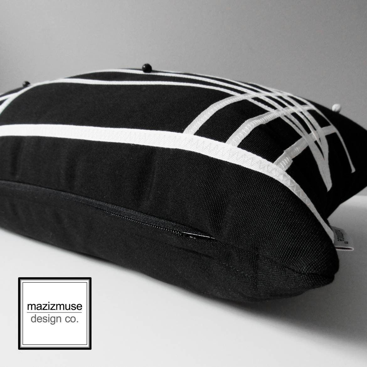 Coussin décoratif noir et blanc, coussin d'extérieur géométrique Sunbrella, Micronésie