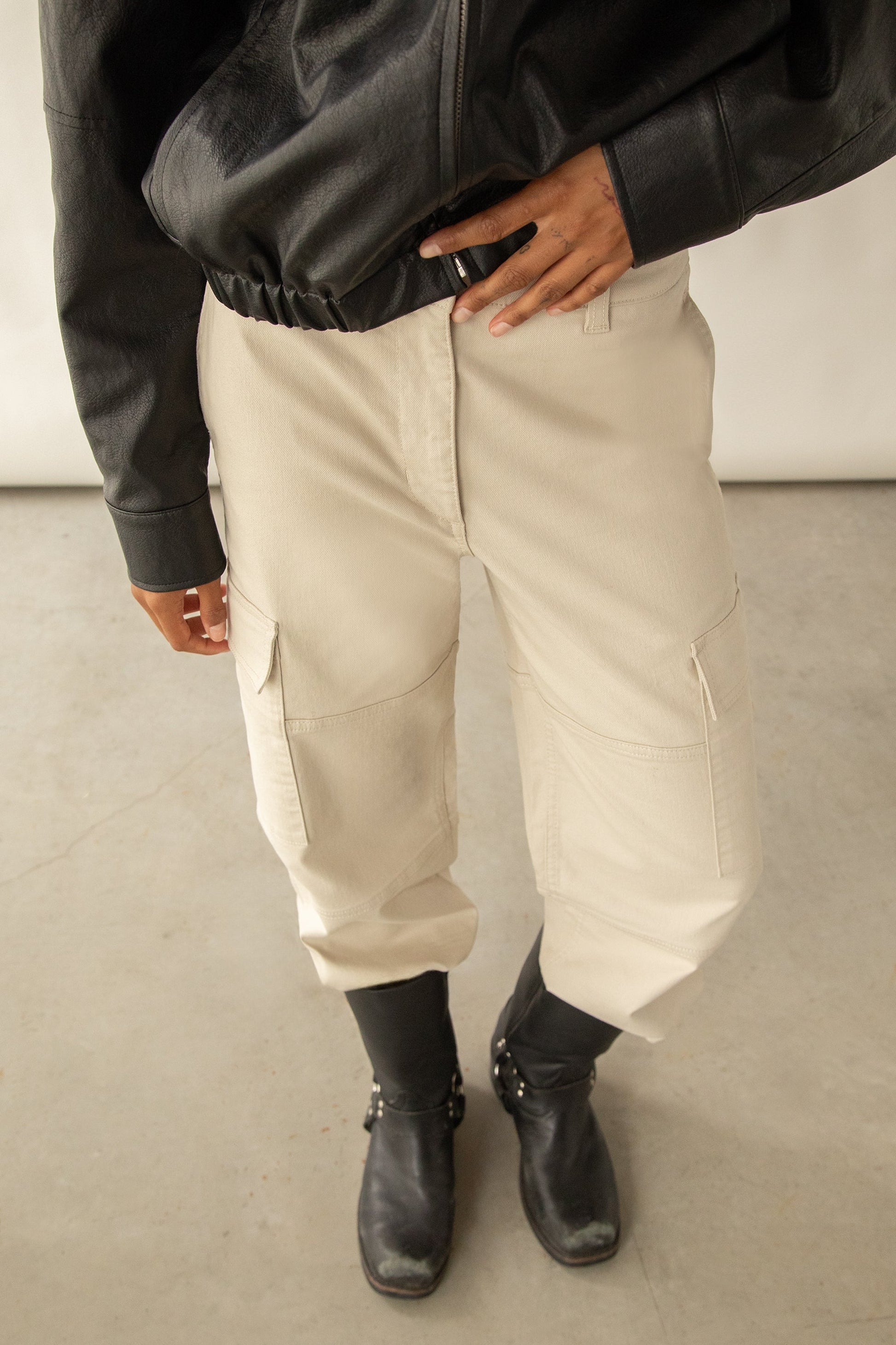 PANTALON CARGO À JAMBE LARGE EN SERGÉ AVEC CORDON DE CHOC