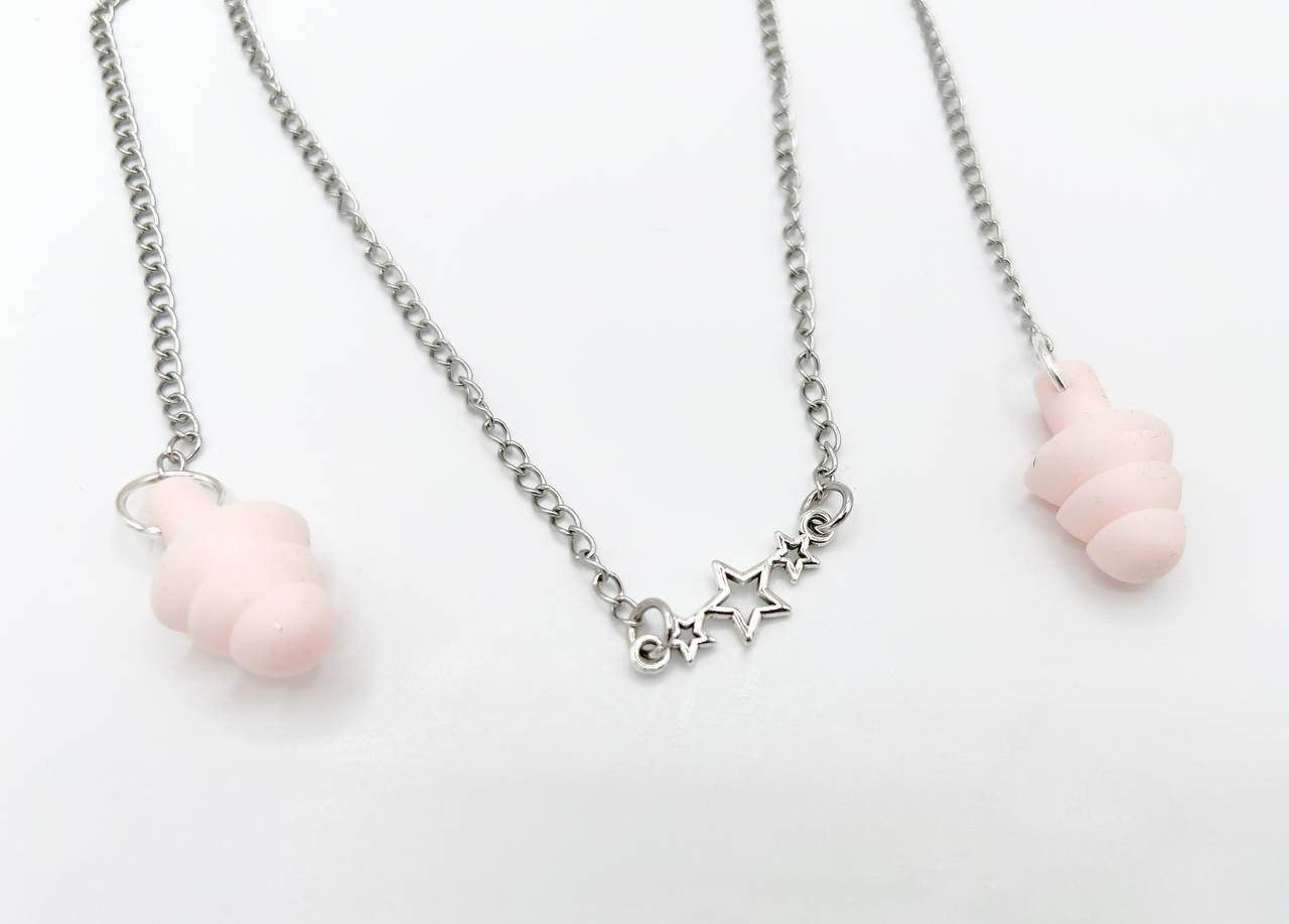 Collier minimaliste avec bouchons d'oreilles étoiles