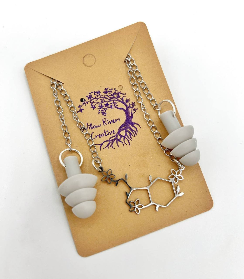 Collier avec bouchon d'oreille et molécule de sérétonine botanique