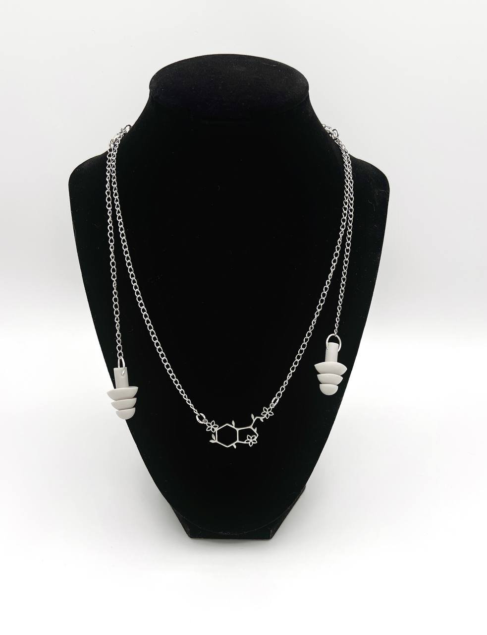 Collier avec bouchon d'oreille et molécule de sérétonine botanique