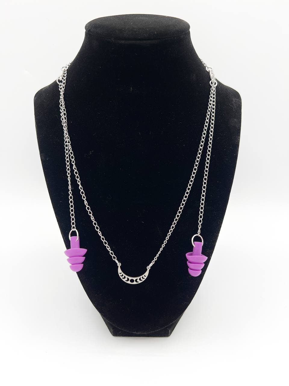 Collier minimaliste avec bouchons d'oreilles et phases de la lune