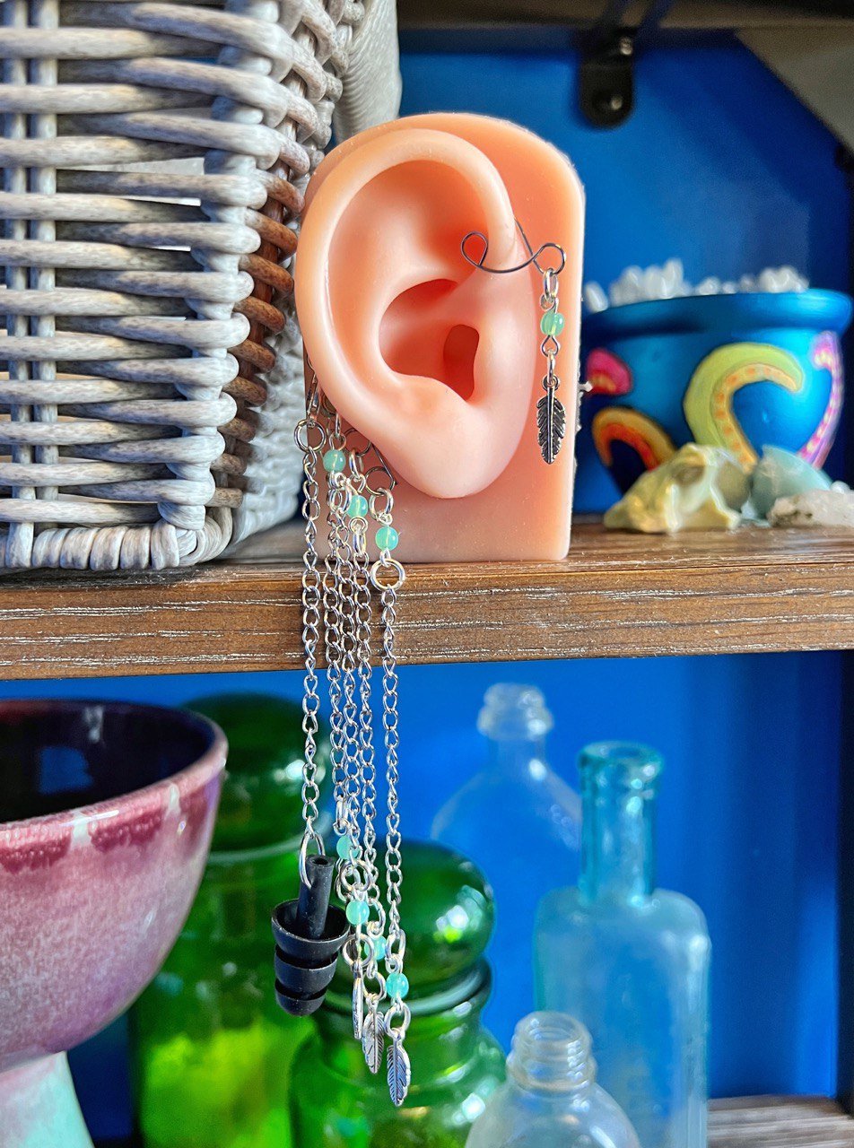 Bouchons d'oreilles en verre d'uranium bleu avec breloques en plumes - Bijoux sensoriels pour la sensibilité sonore