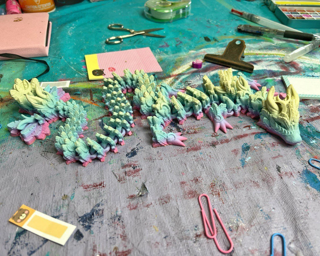 Joli dragon articulé rose et bleu nuit