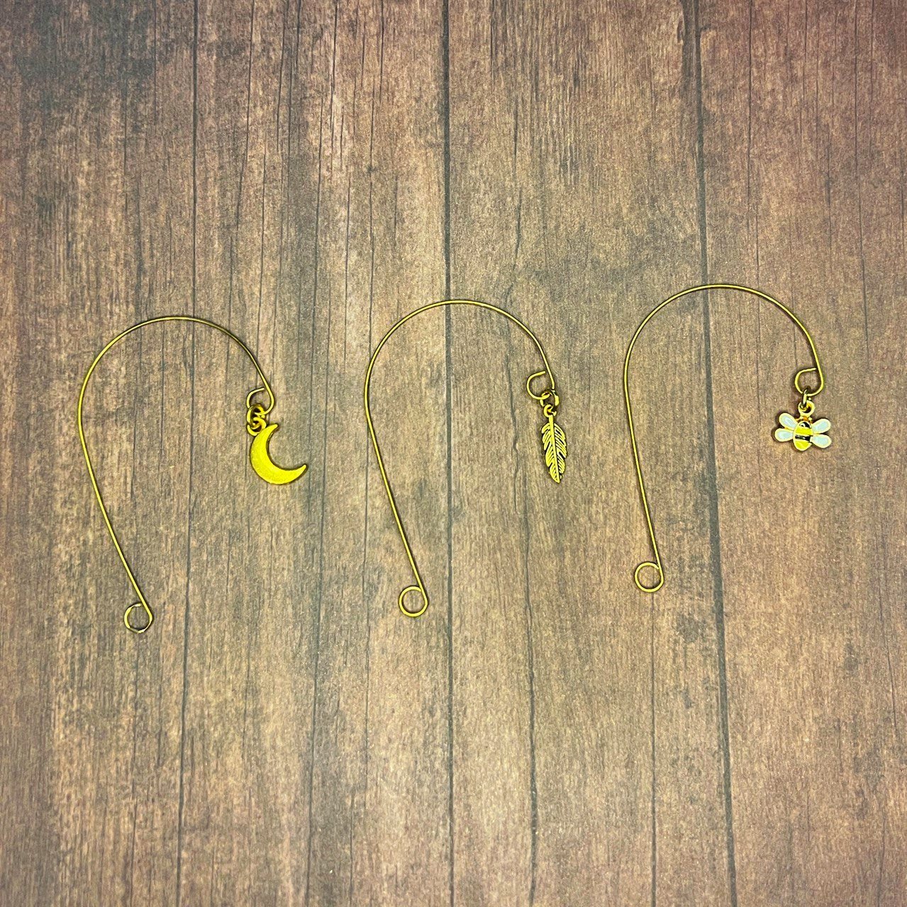 Boucles d'oreilles sensorielles minimalistes et légères - à porter sans oreilles percées - Couleur or 